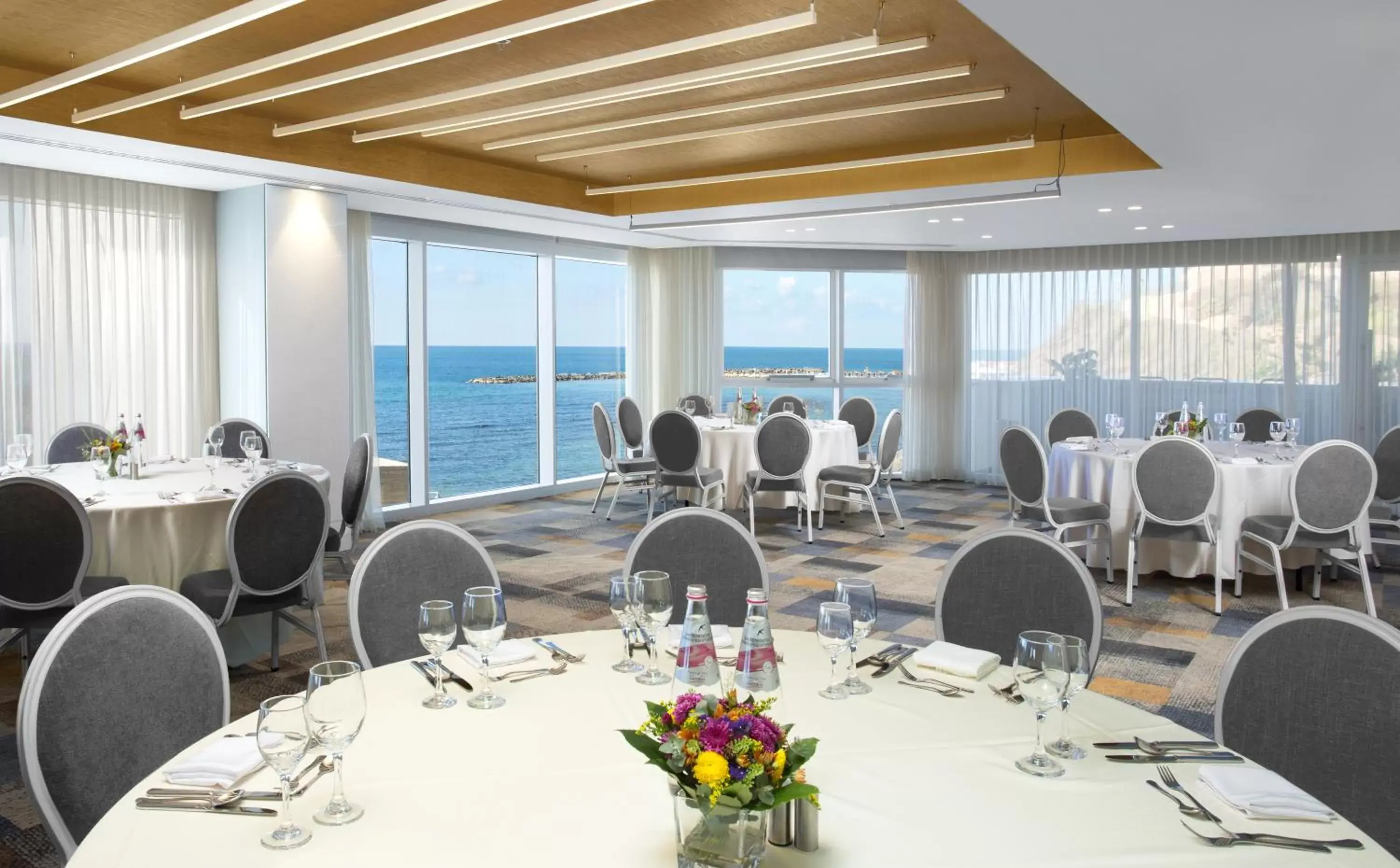 Banquet/Function facilities, Restaurant/Places to Eat in Carlton Tel Aviv Hotel – Luxury on the Beach