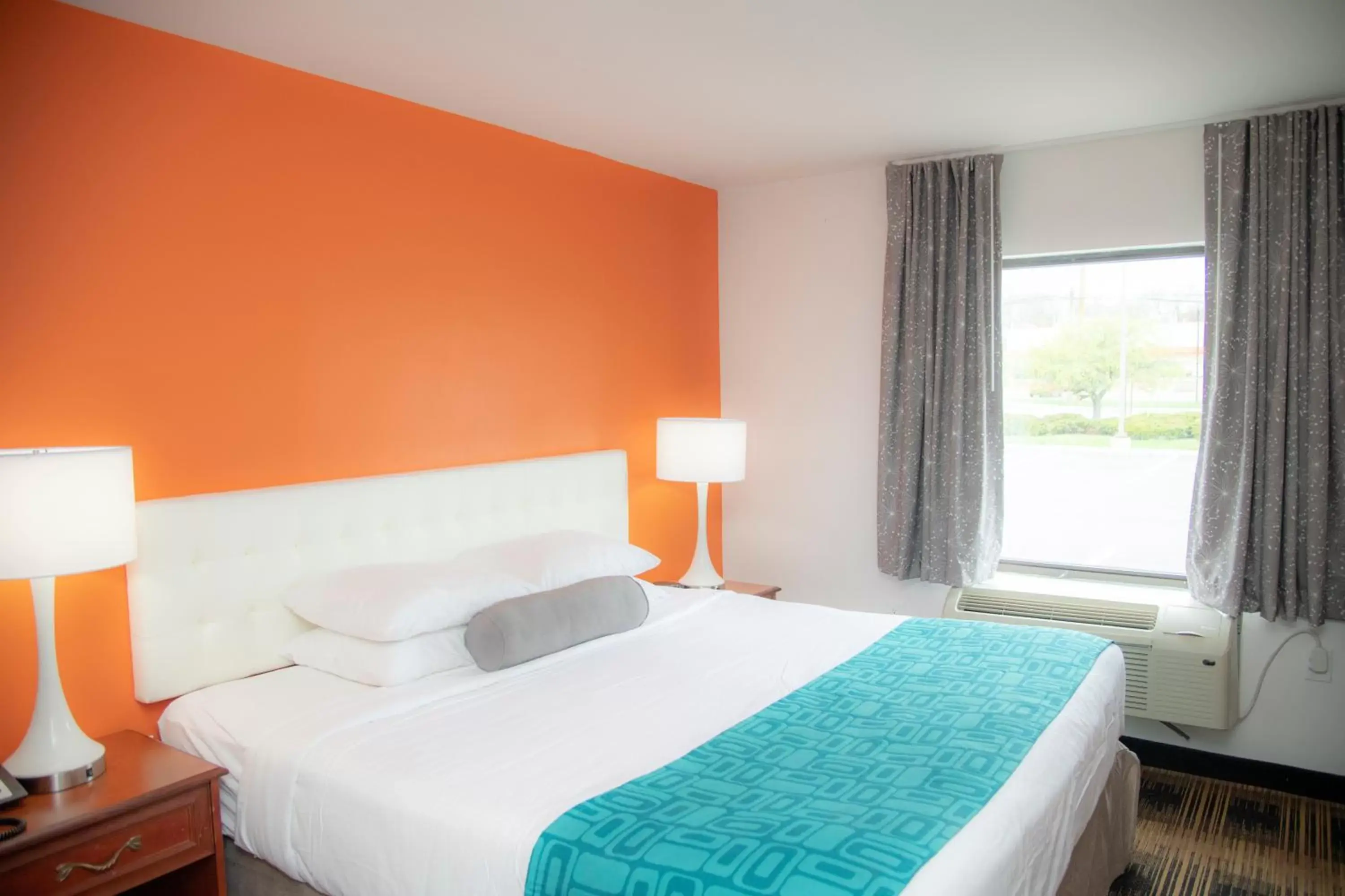 Bed in Howard Johnson by Wyndham Allentown/Dorney Hotel & Suites Bed in Howard Johnson by Wyndham Allentown/Dorney Hotel & Suites