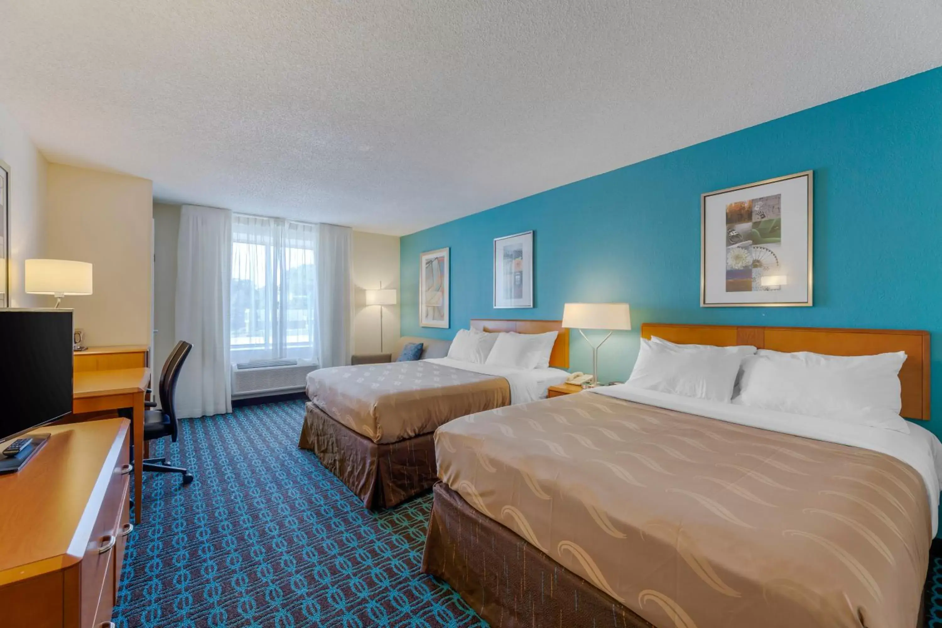 Bed in Quality Inn & Suites Sandusky