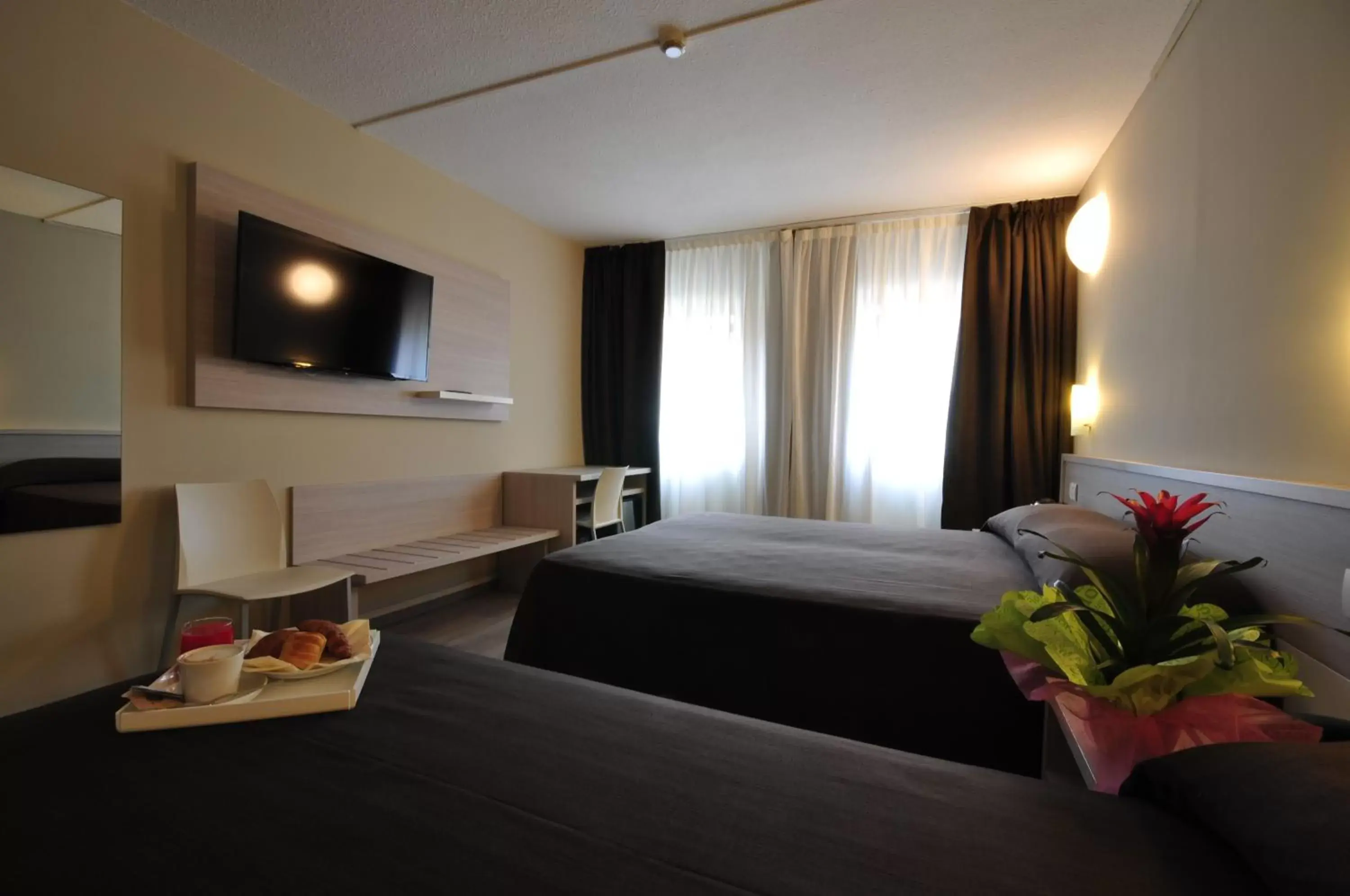 TV and multimedia, Bed in Best Quality Hotel Politecnico