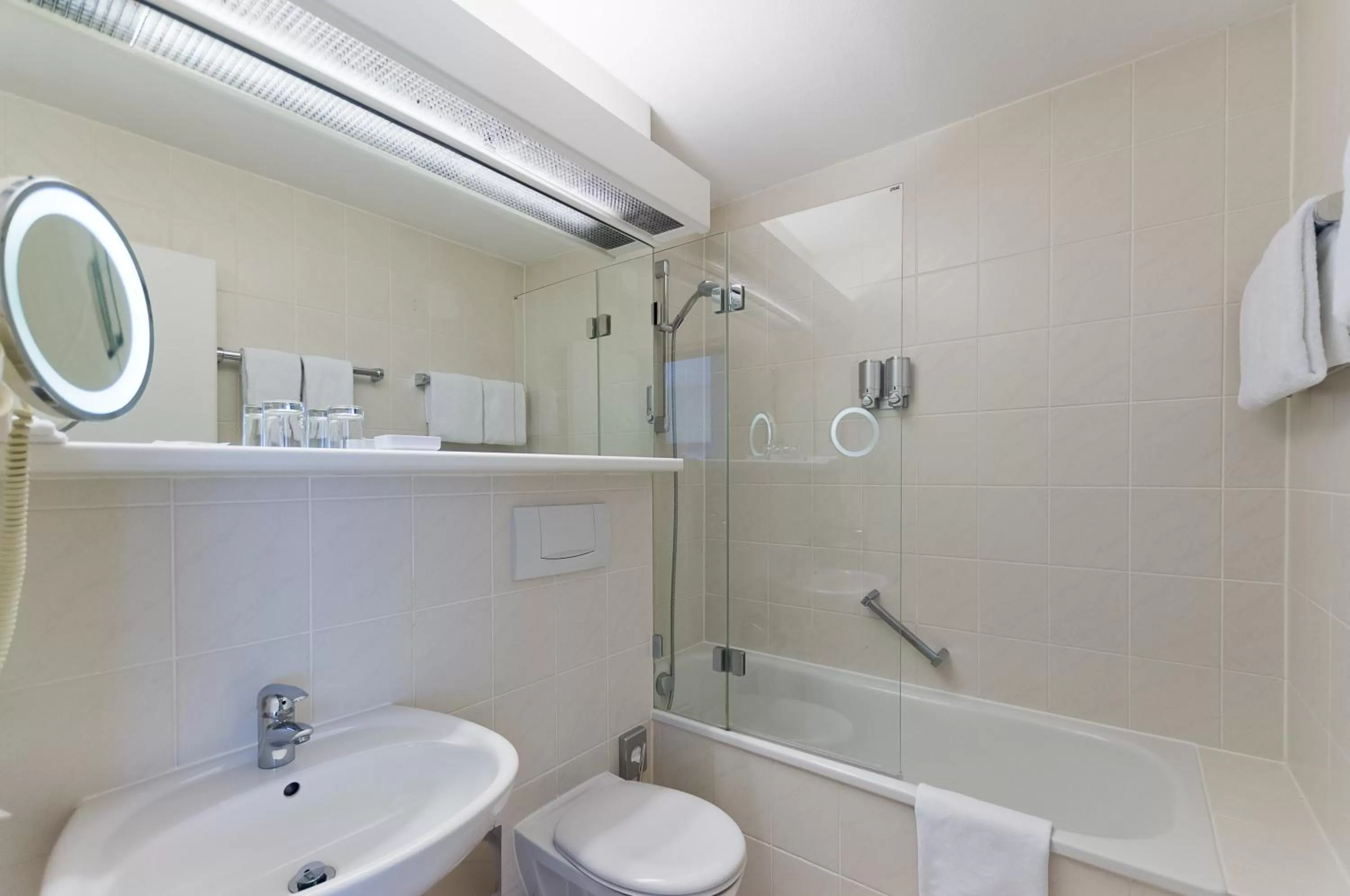 Photo of the whole room in Arthotel Ana im Olympiapark