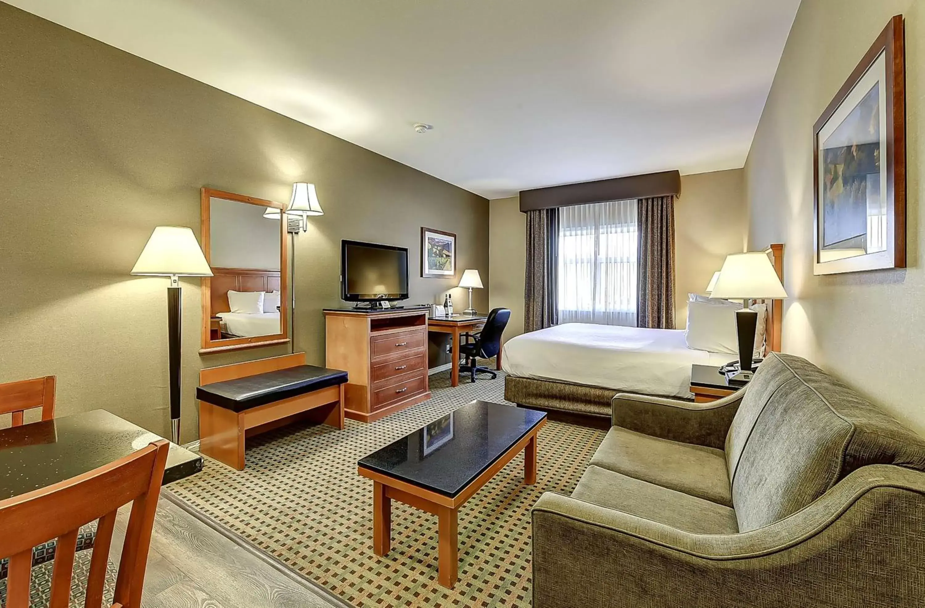 Photo of the whole room, Seating Area in Best Western Plus Osoyoos Hotel & Suites