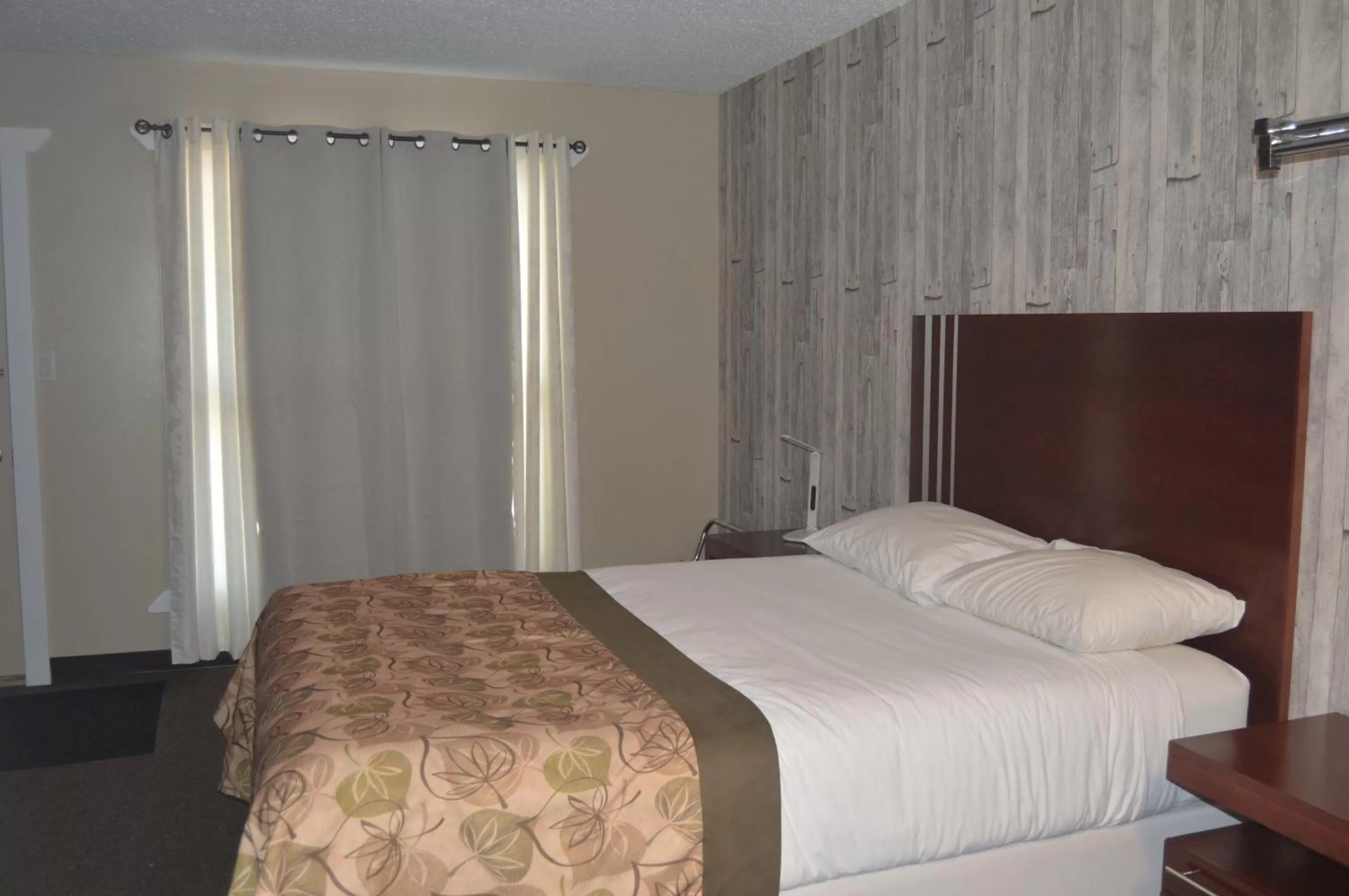 Bed in Wheel Inn Motel