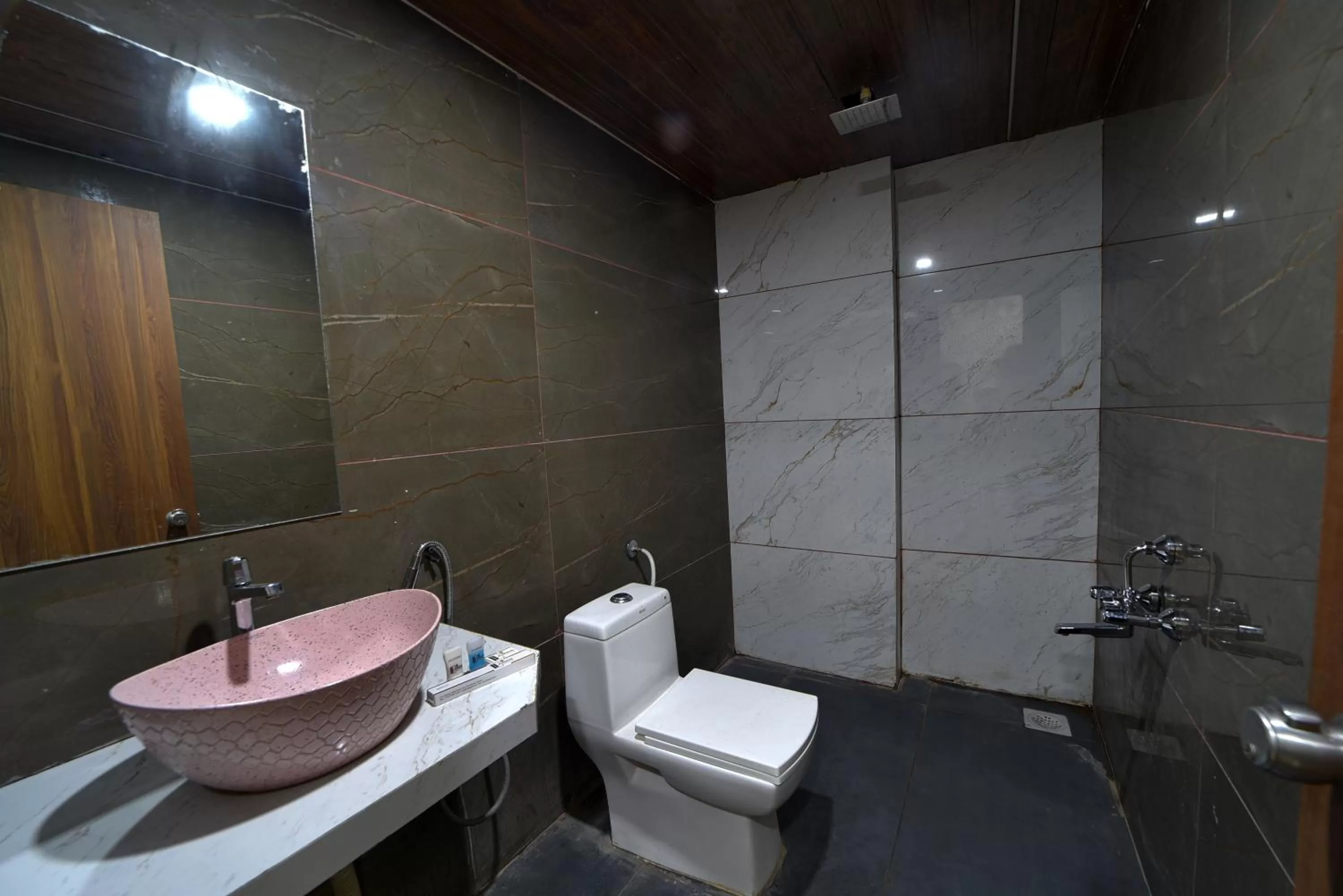 Shower in Hotel Jurkis, Kolhapur