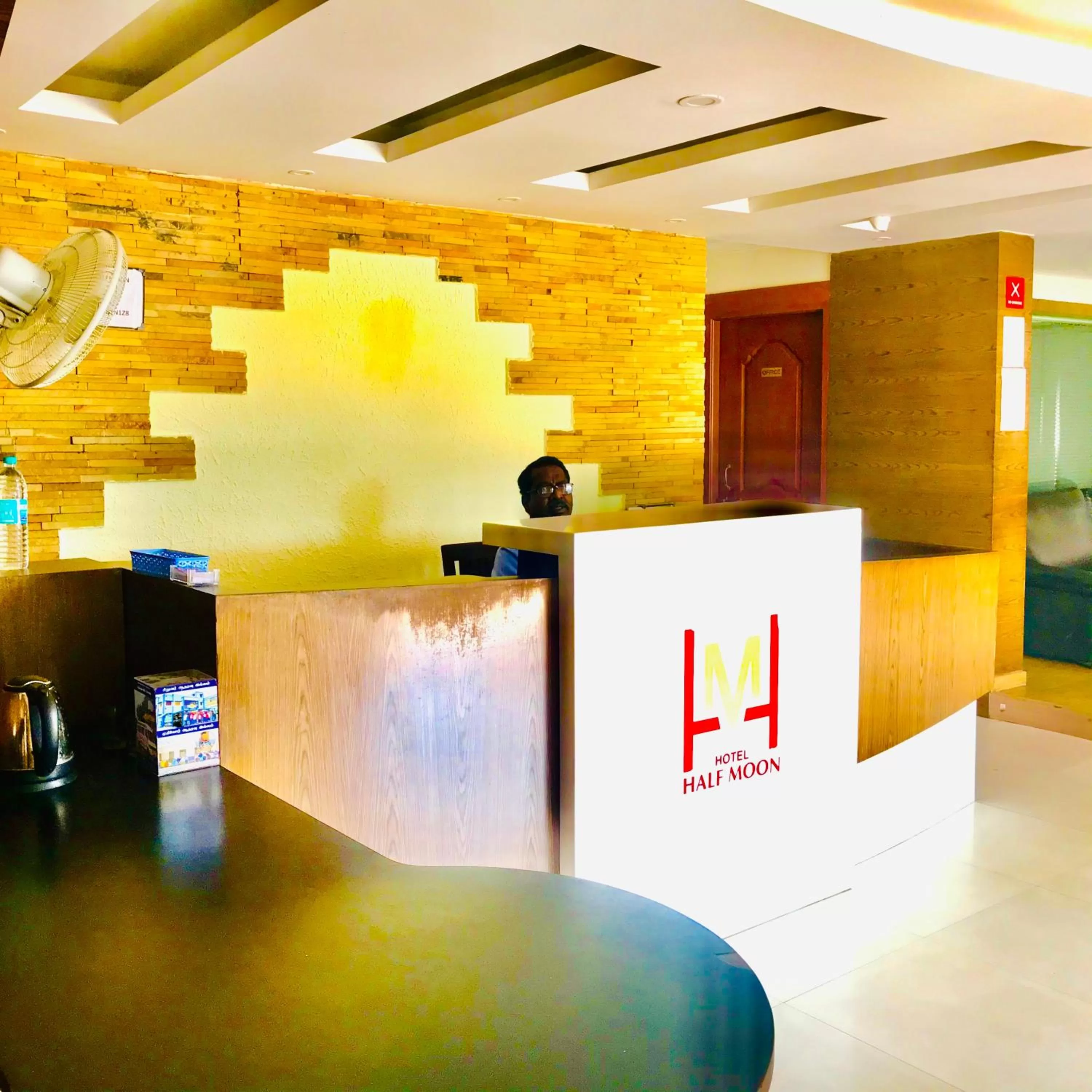 Lobby or reception in Hotel Half Moon Chennai