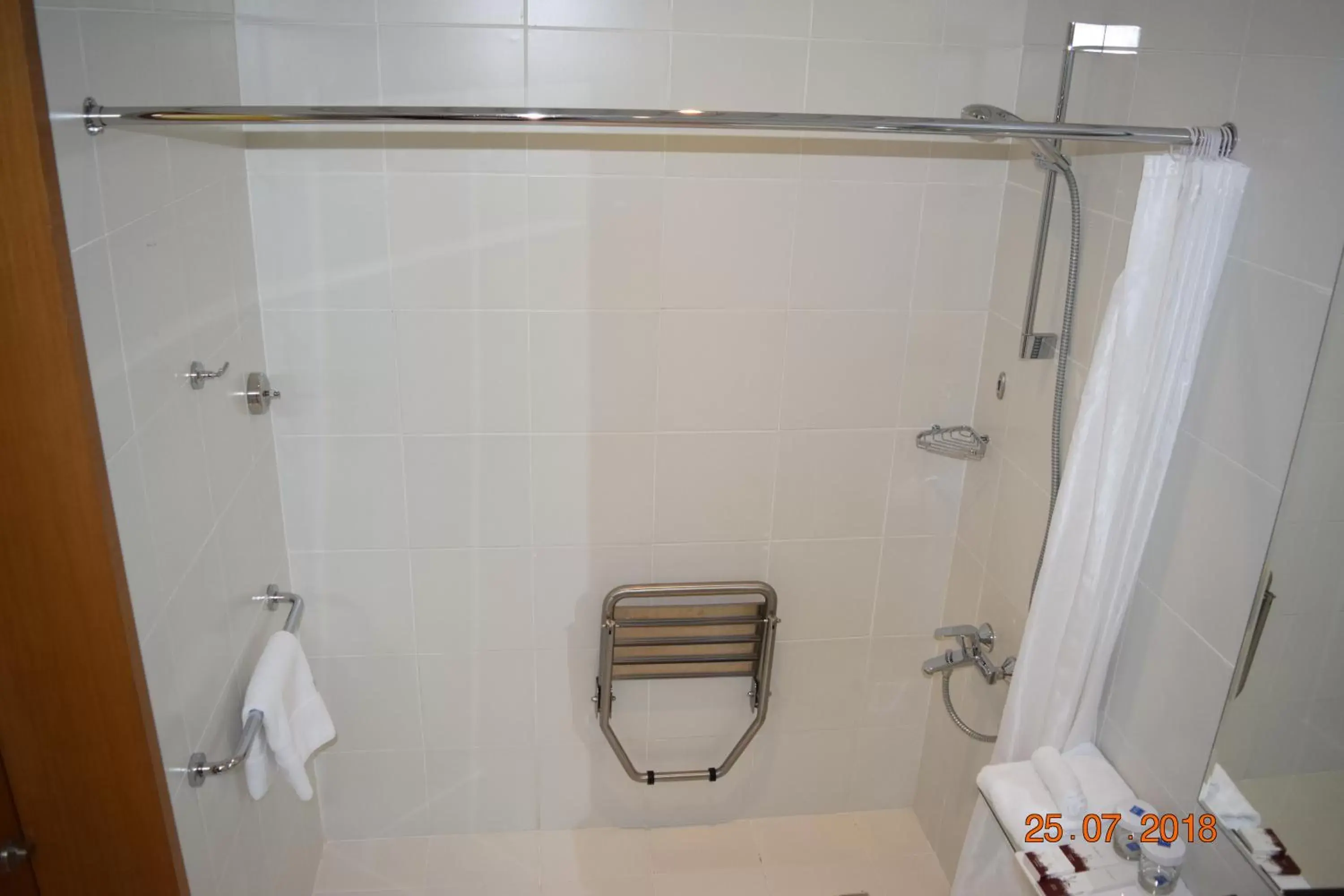 Facility for disabled guests, Bathroom in TRYP by Wyndham Abu Dhabi City Center