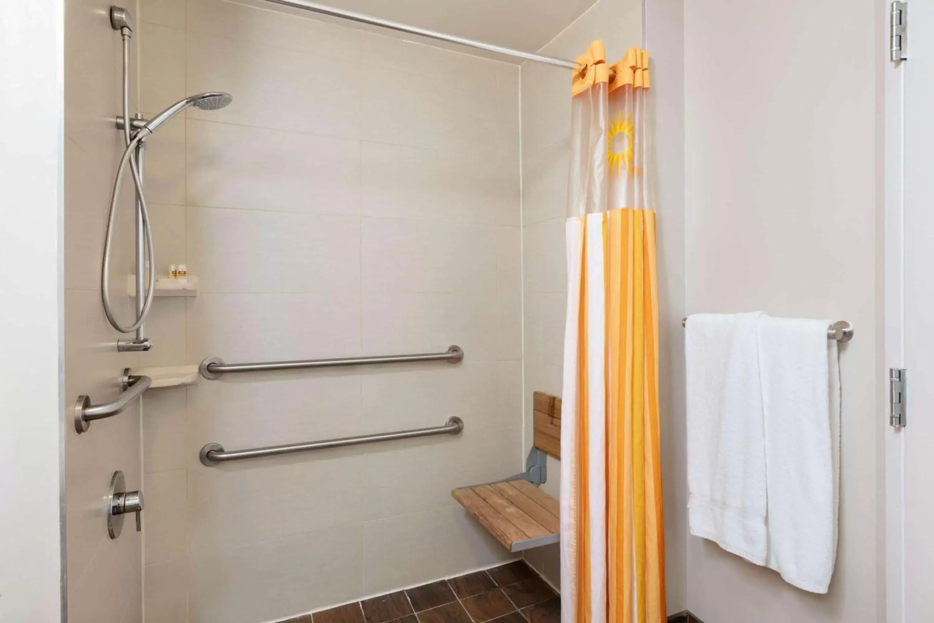 Shower, Bathroom in La Quinta by Wyndham New York City Central Park