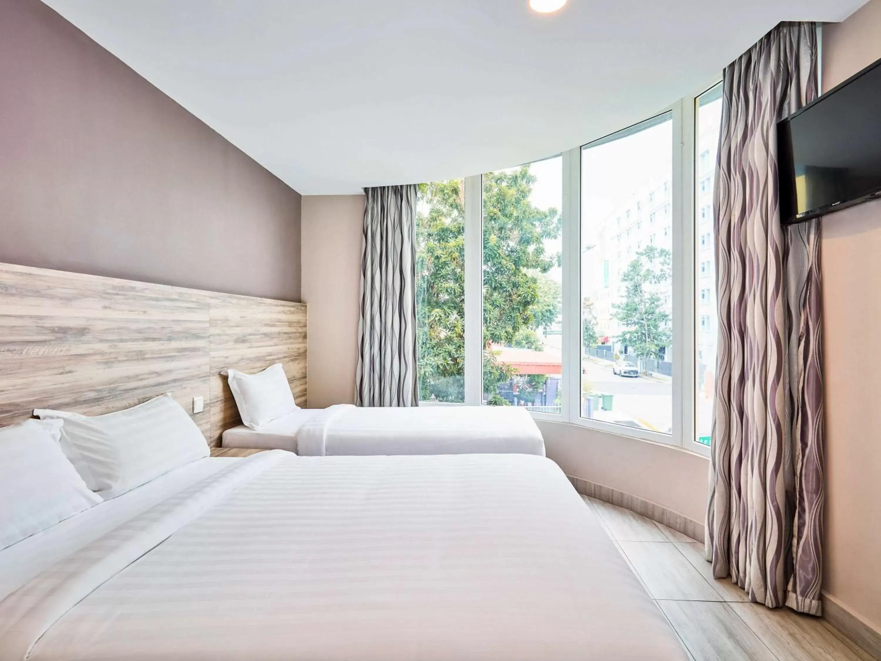 Bedroom, Bed in ibis budget Singapore Crystal