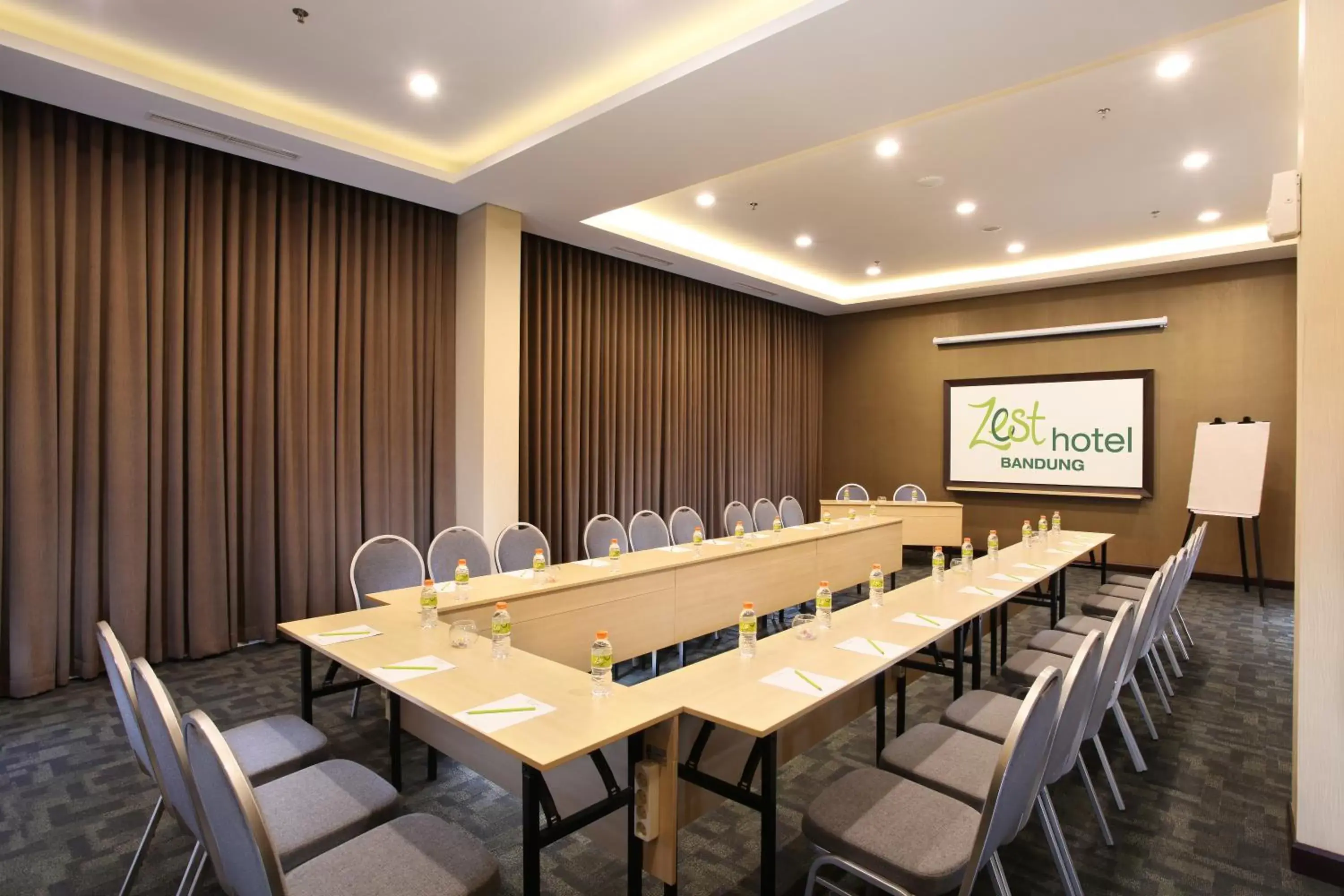 Banquet/Function facilities, Business Area/Conference Room in Zest Hotel Sukajadi Bandung