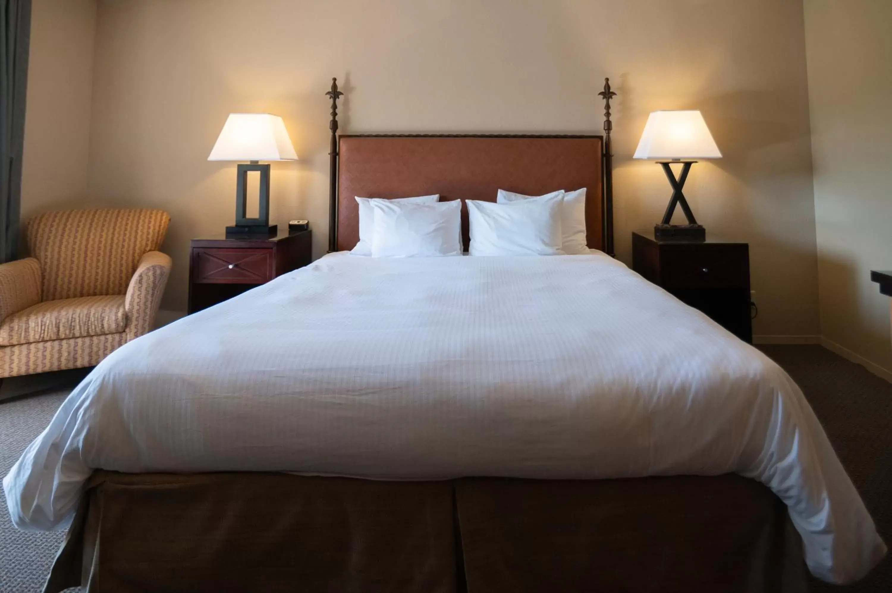 Seating area, Bed in Riverside Inn