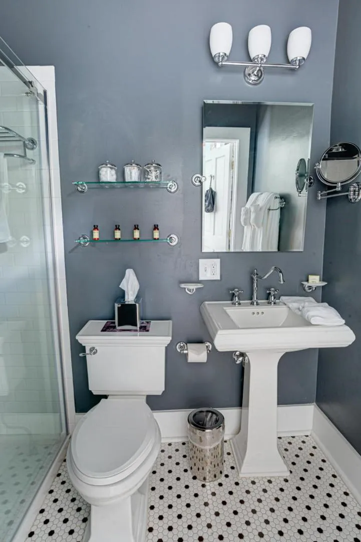 Bathroom in Historic Birch Lodge and Motel