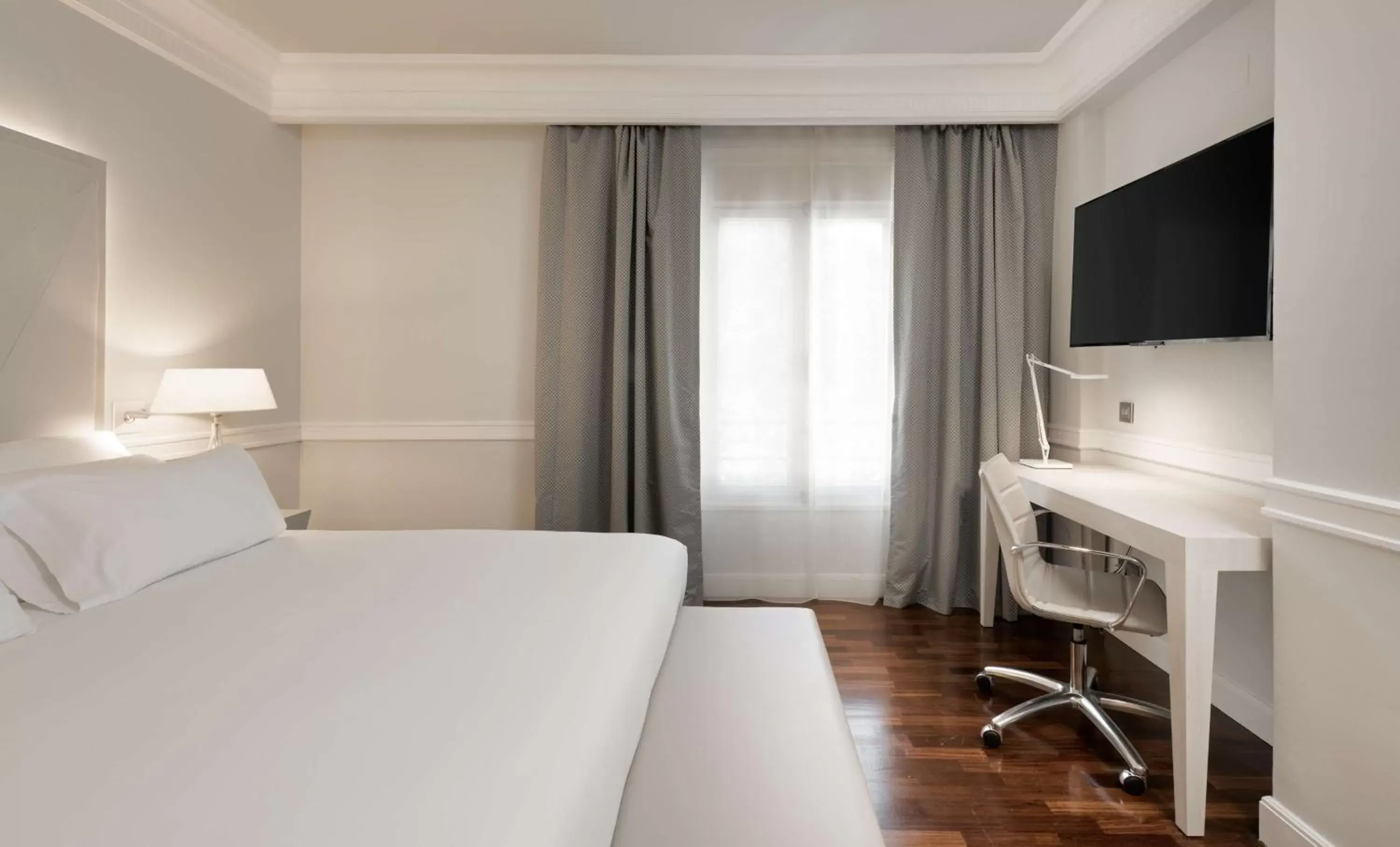 Bedroom, TV/Entertainment Center in NH Collection Gran Hotel de Zaragoza