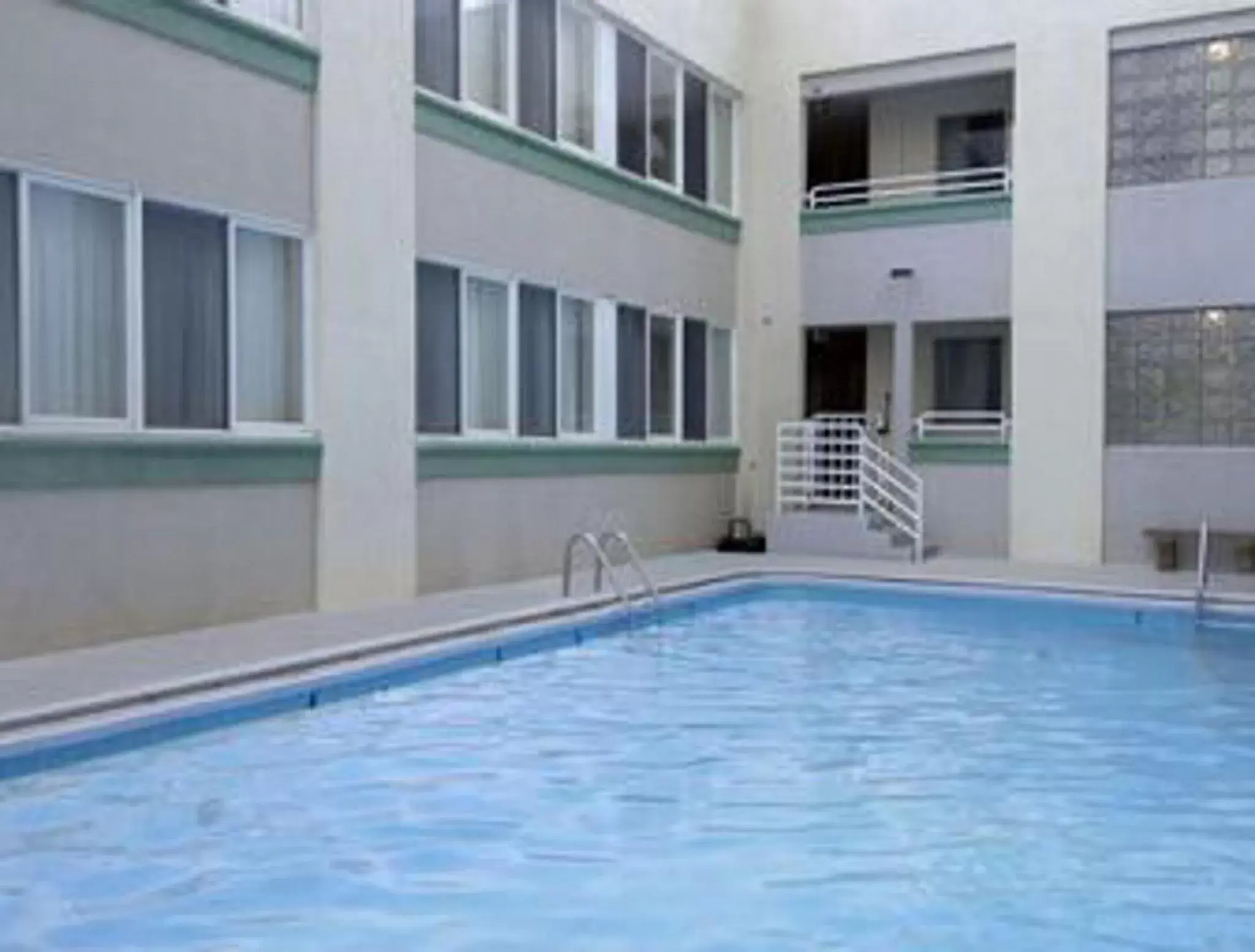 Swimming pool in Howard Johnson by Wyndham Atlantic City Swimming pool in Howard Johnson by Wyndham Atlantic City