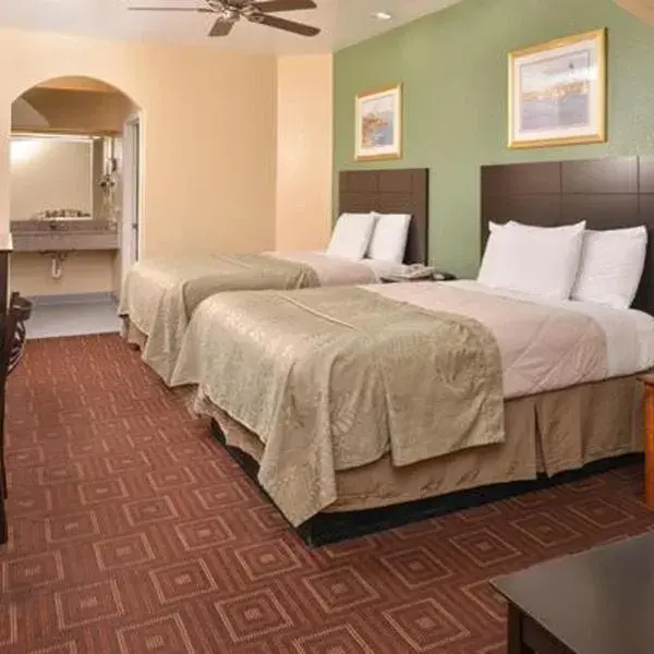Bed in Americas Best Value Inn-Baytown