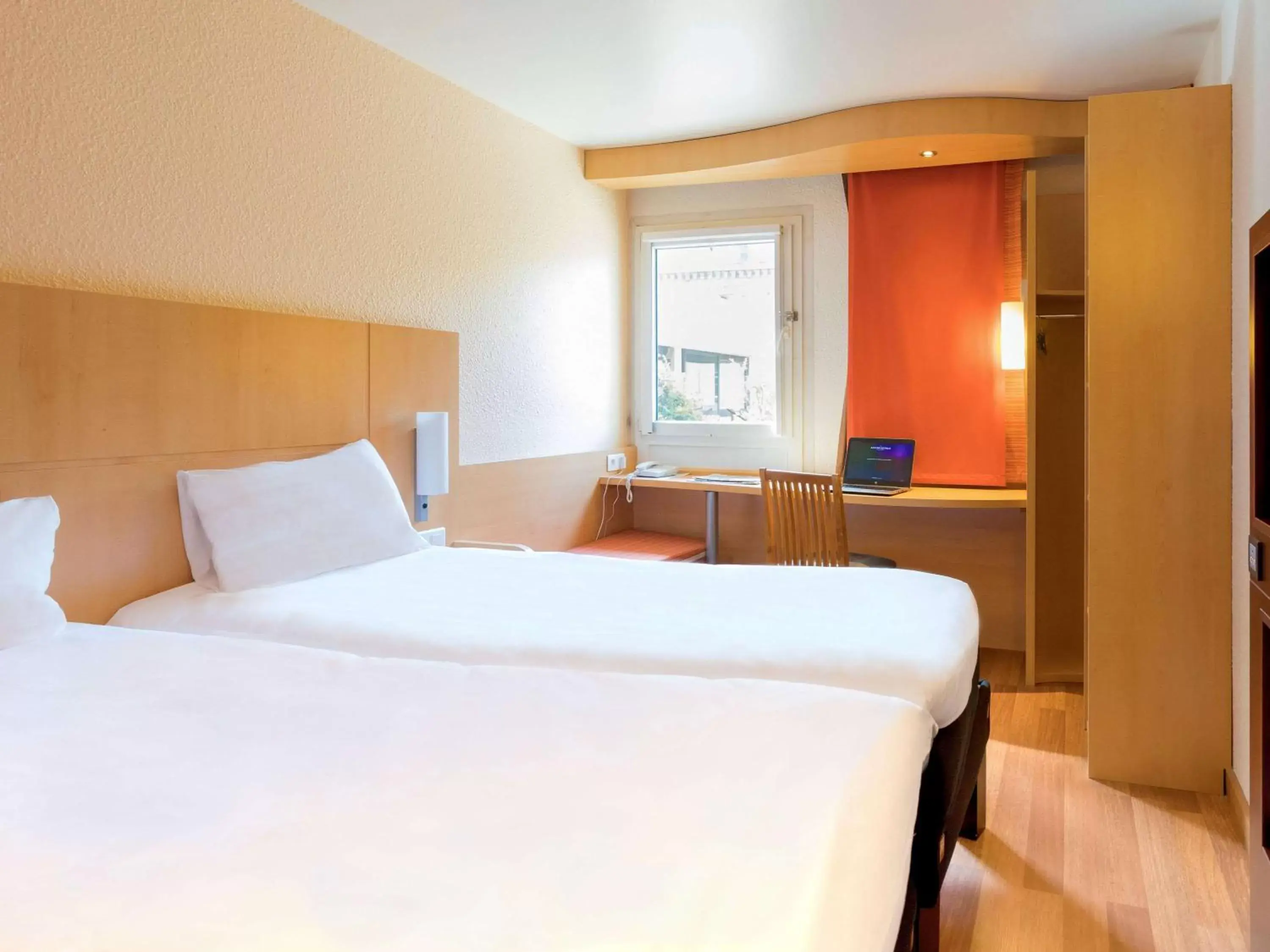 Photo of the whole room, Bed in ibis Grenoble Centre Bastille
