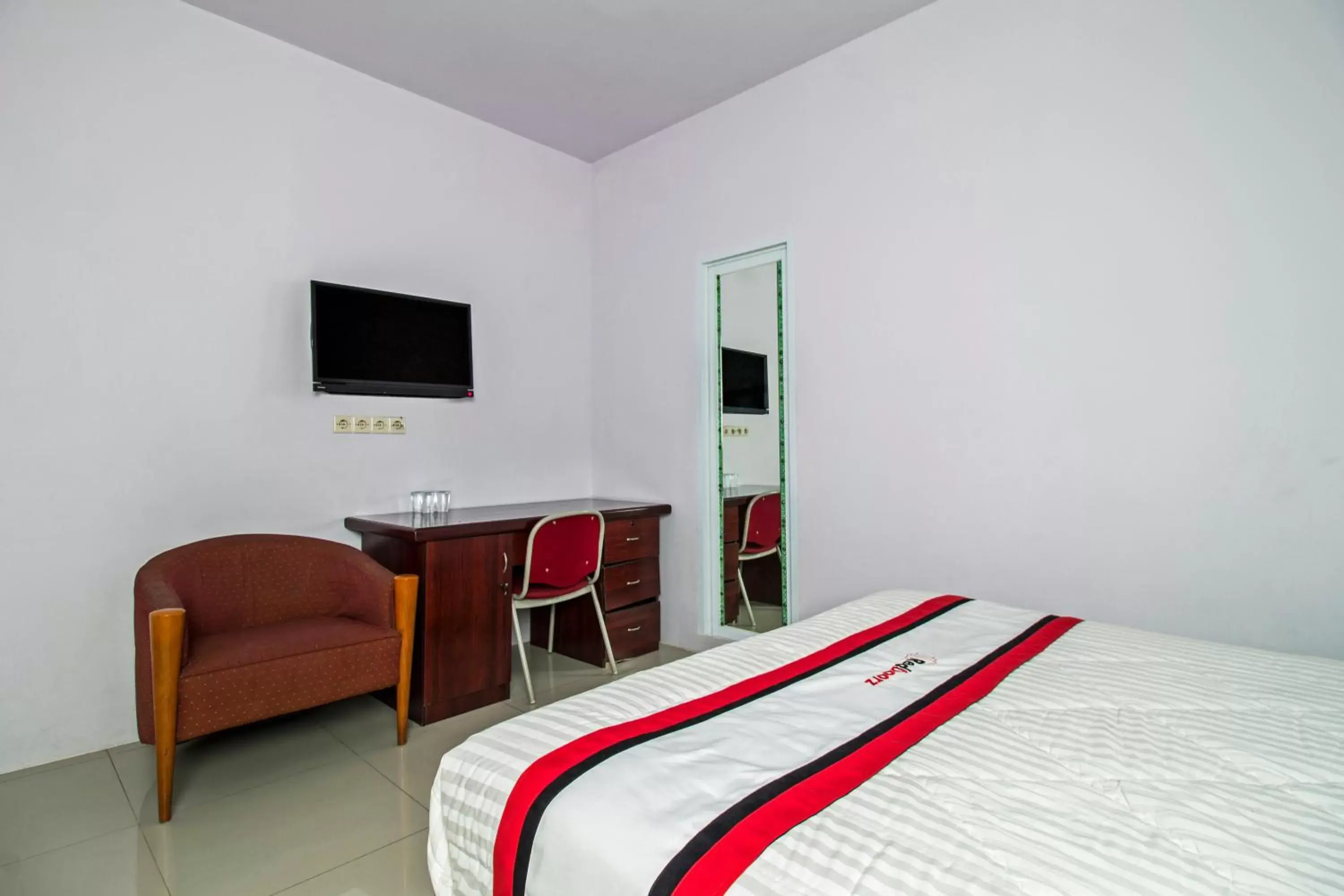 Bedroom, Bed in RedDoorz Plus @ Guntur Raya Setiabudi