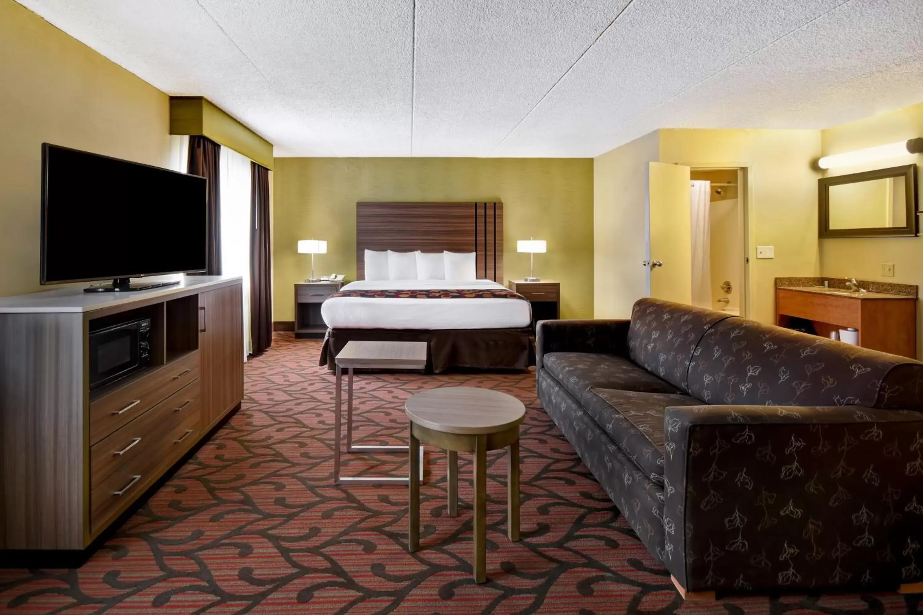 Photo of the whole room, TV/Entertainment Center in Best Western Rochester Marketplace Inn
