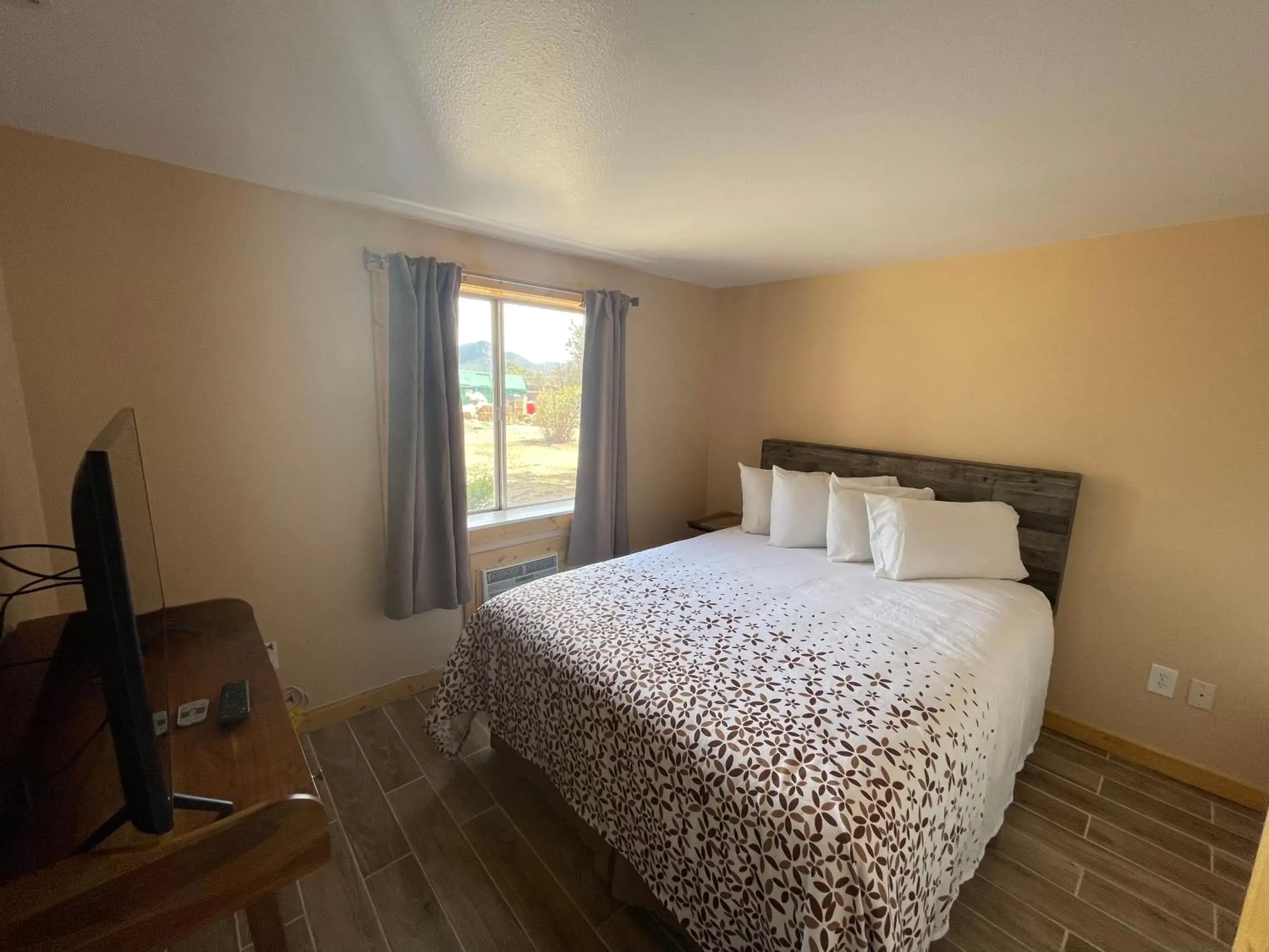 Bedroom, Bed in Estes Mountain Inn