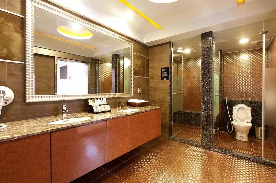 Bathroom in Discovery Motel - Yanping
