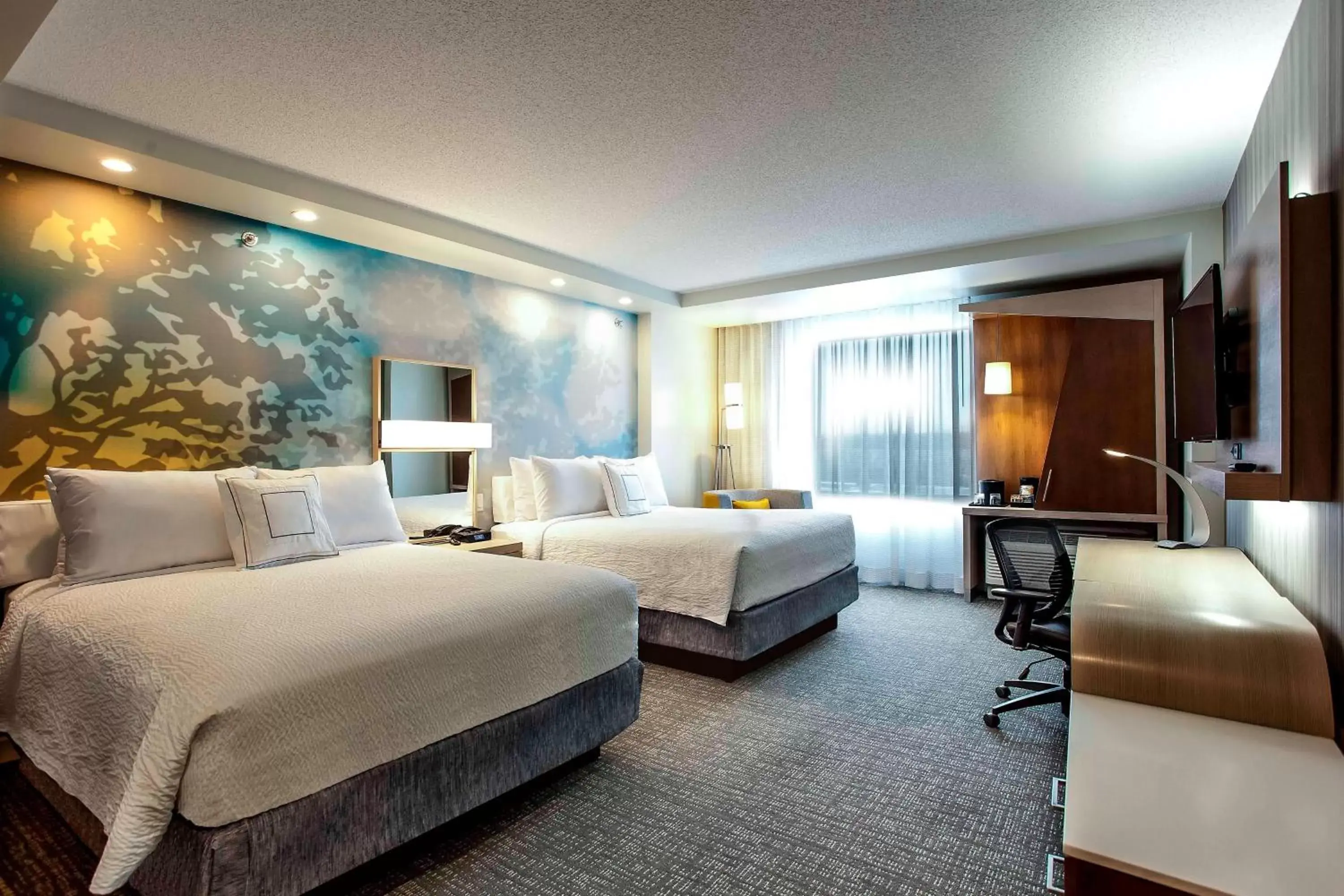 Photo of the whole room in Courtyard by Marriott Montreal West Island/Baie D’Urfe