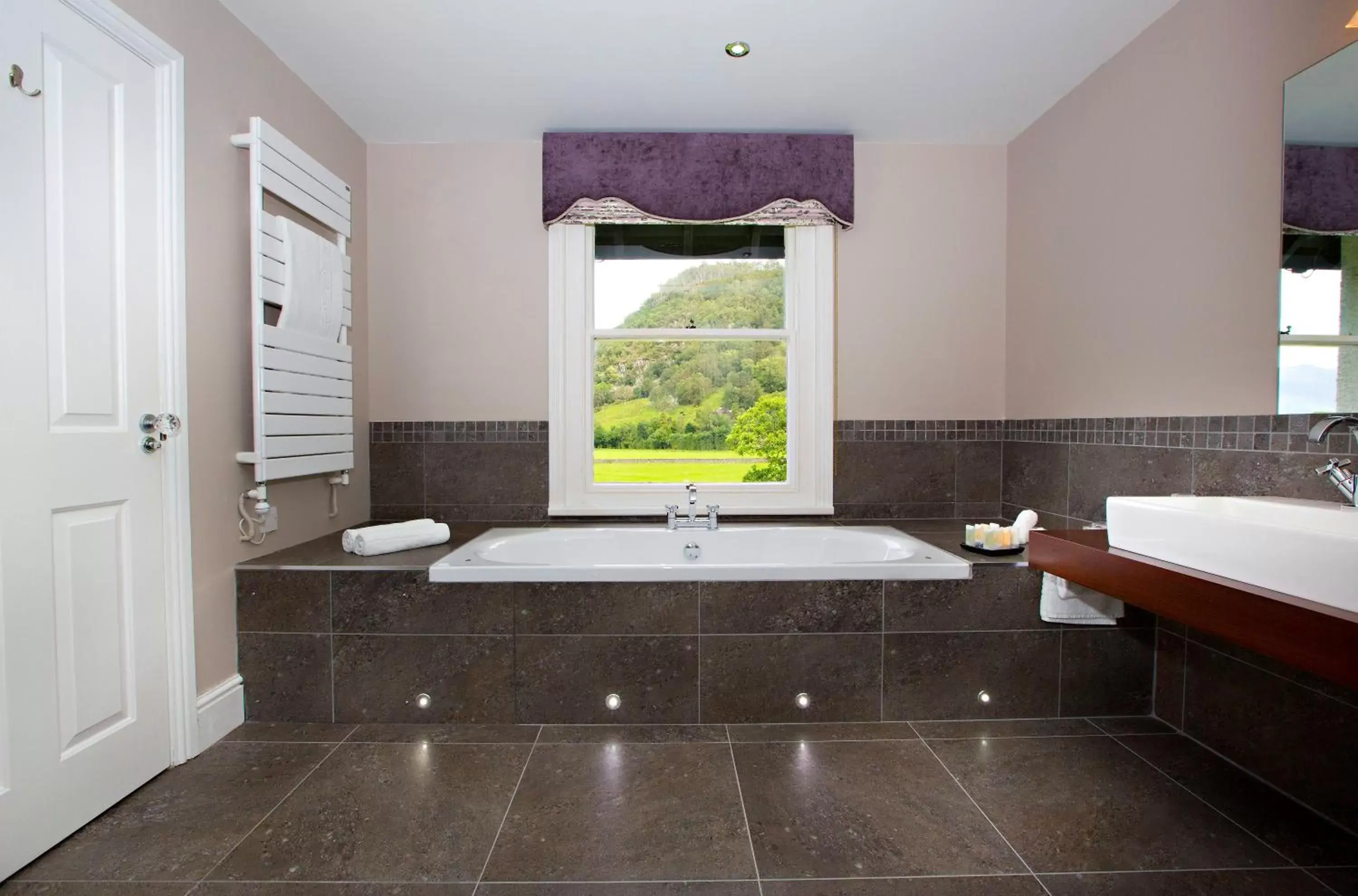 Bathroom in The Leathes Head Hotel