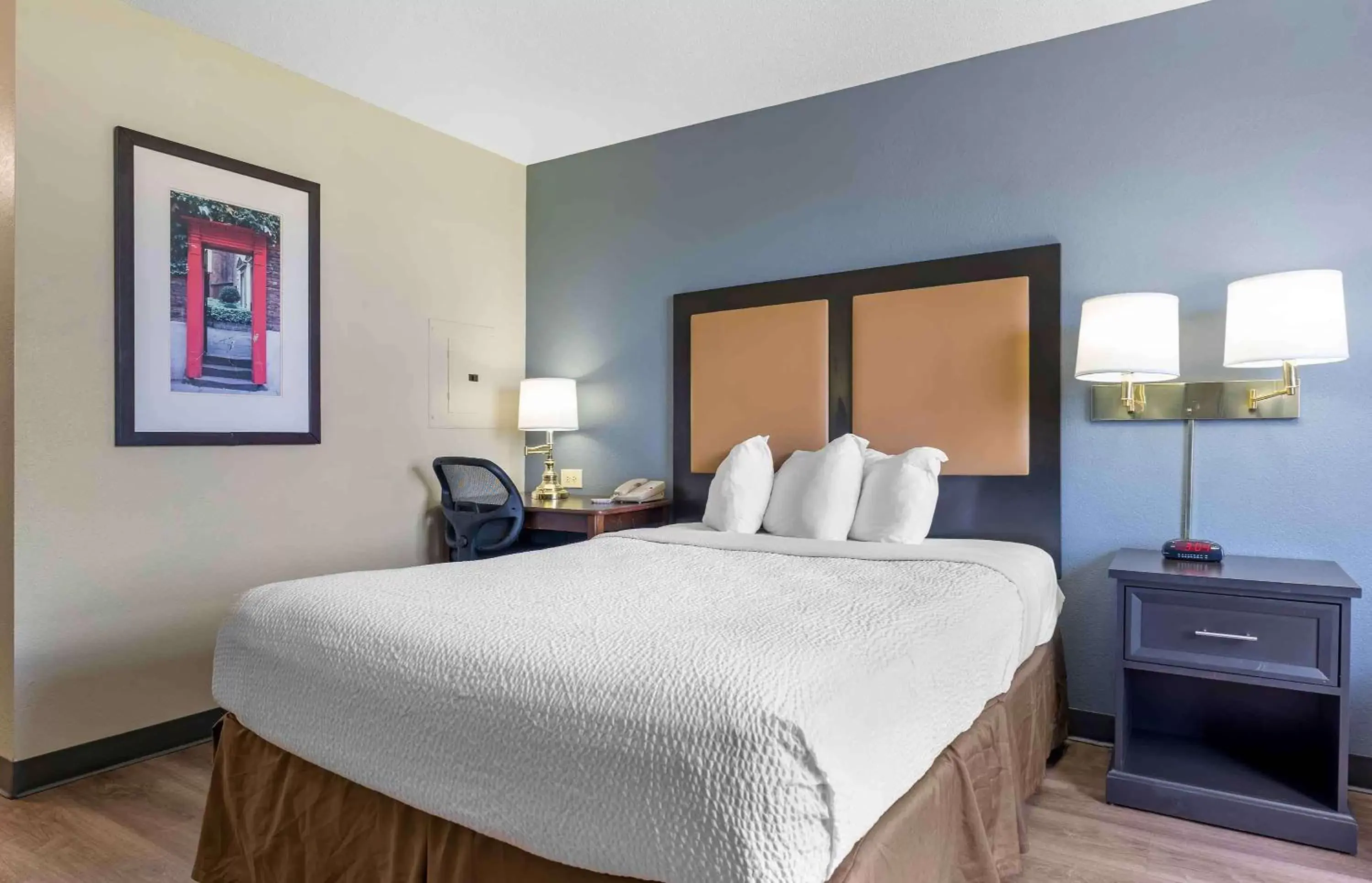 Bedroom, Bed in Extended Stay America Suites - Chicago - Hanover Park