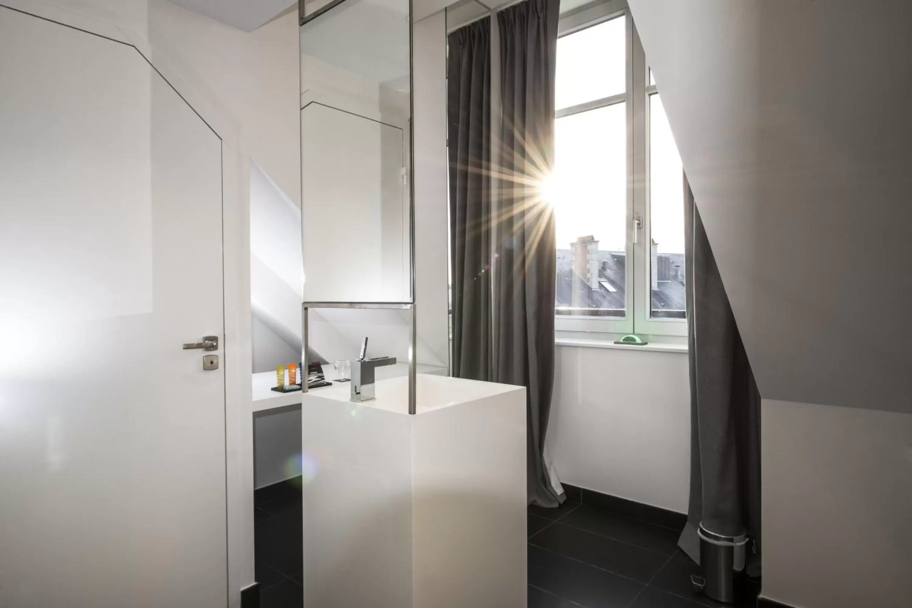 Bathroom, TV/Entertainment Center in Vertigo, a Member of Design Hotels