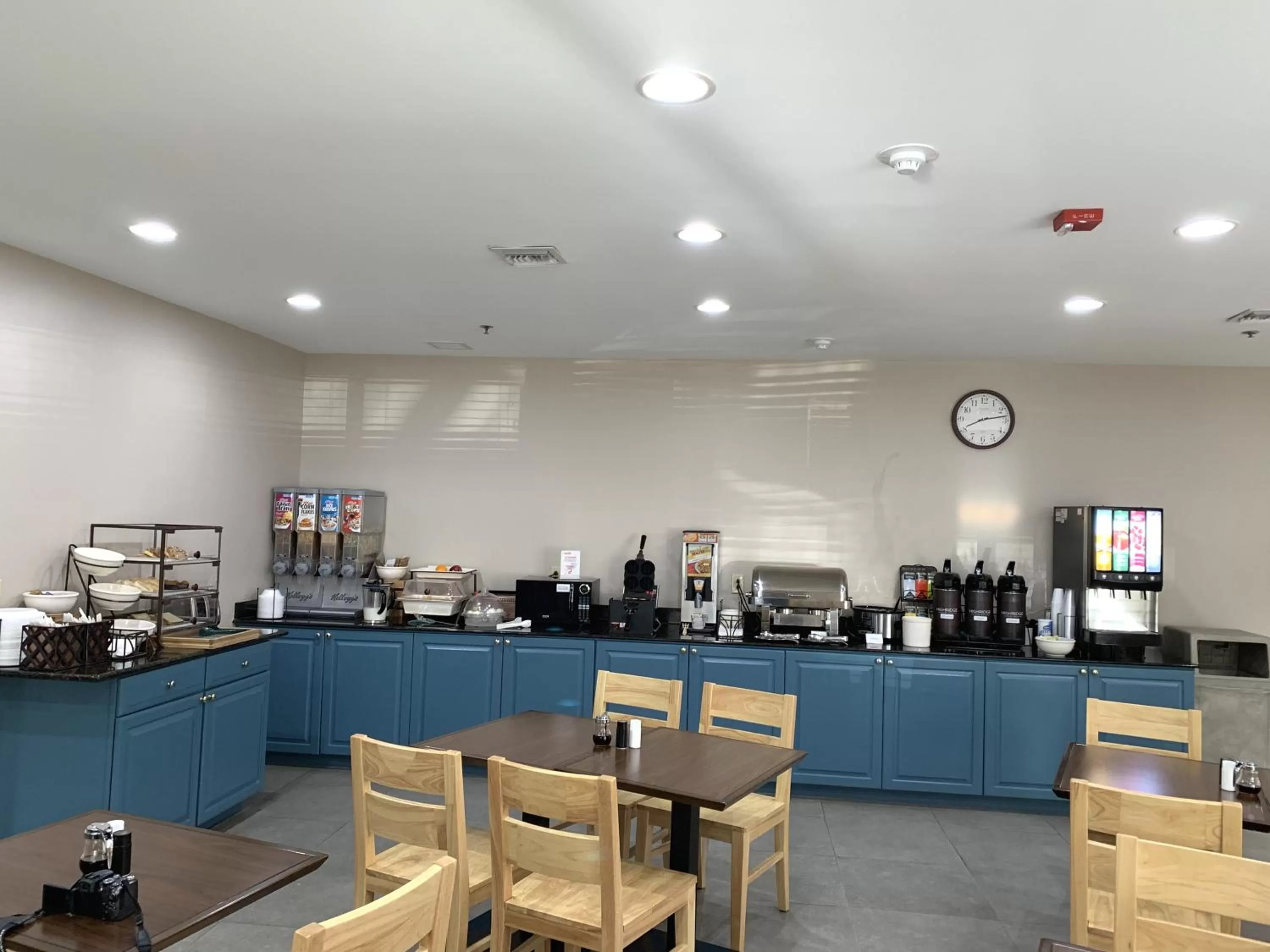 Food and drinks in Country Inn & Suites By Radisson, Charleston North, SC