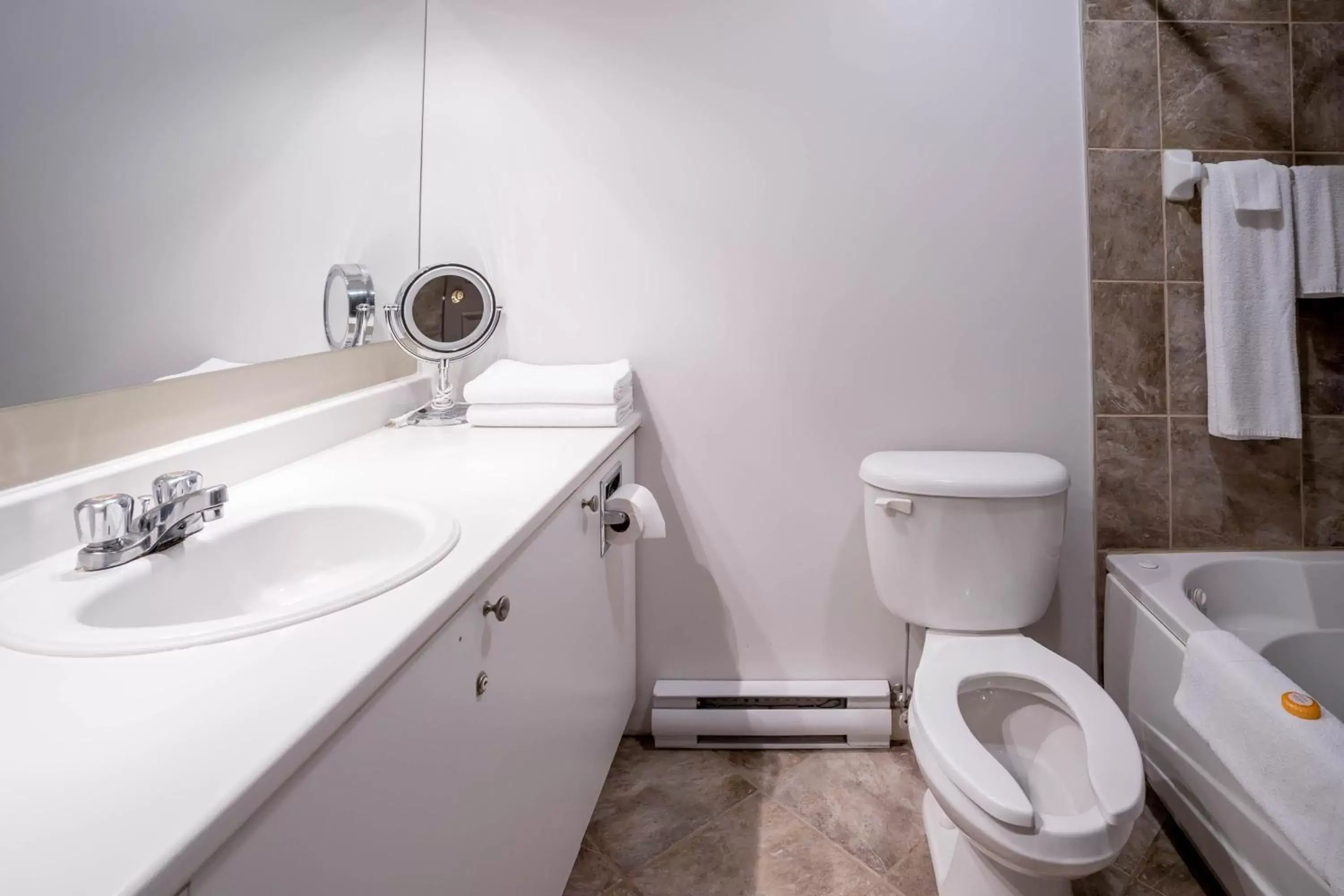 Bathroom in Hôtel Chéribourg