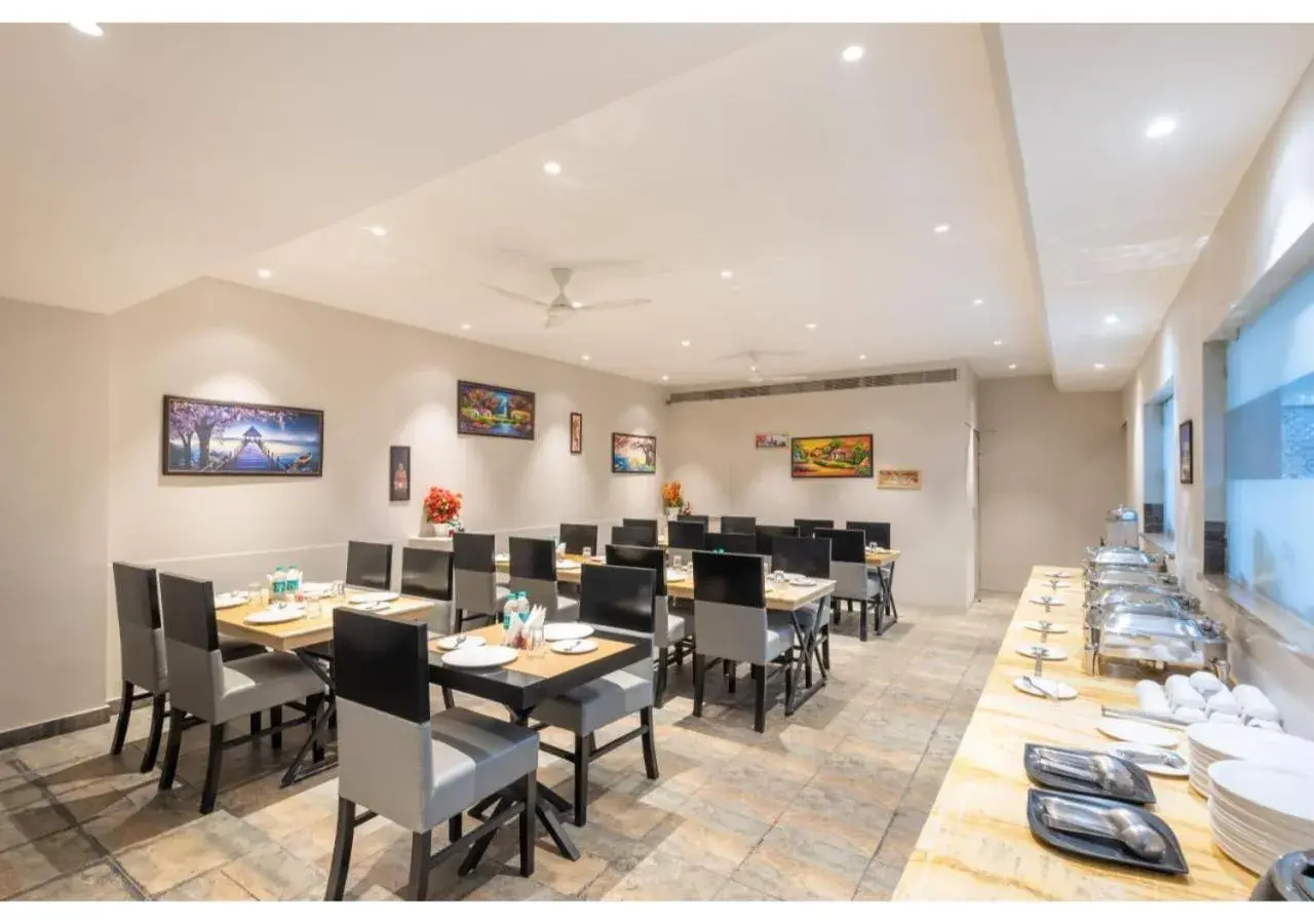 Restaurant/Places to Eat in Hotel Arihant By DLS Hotels