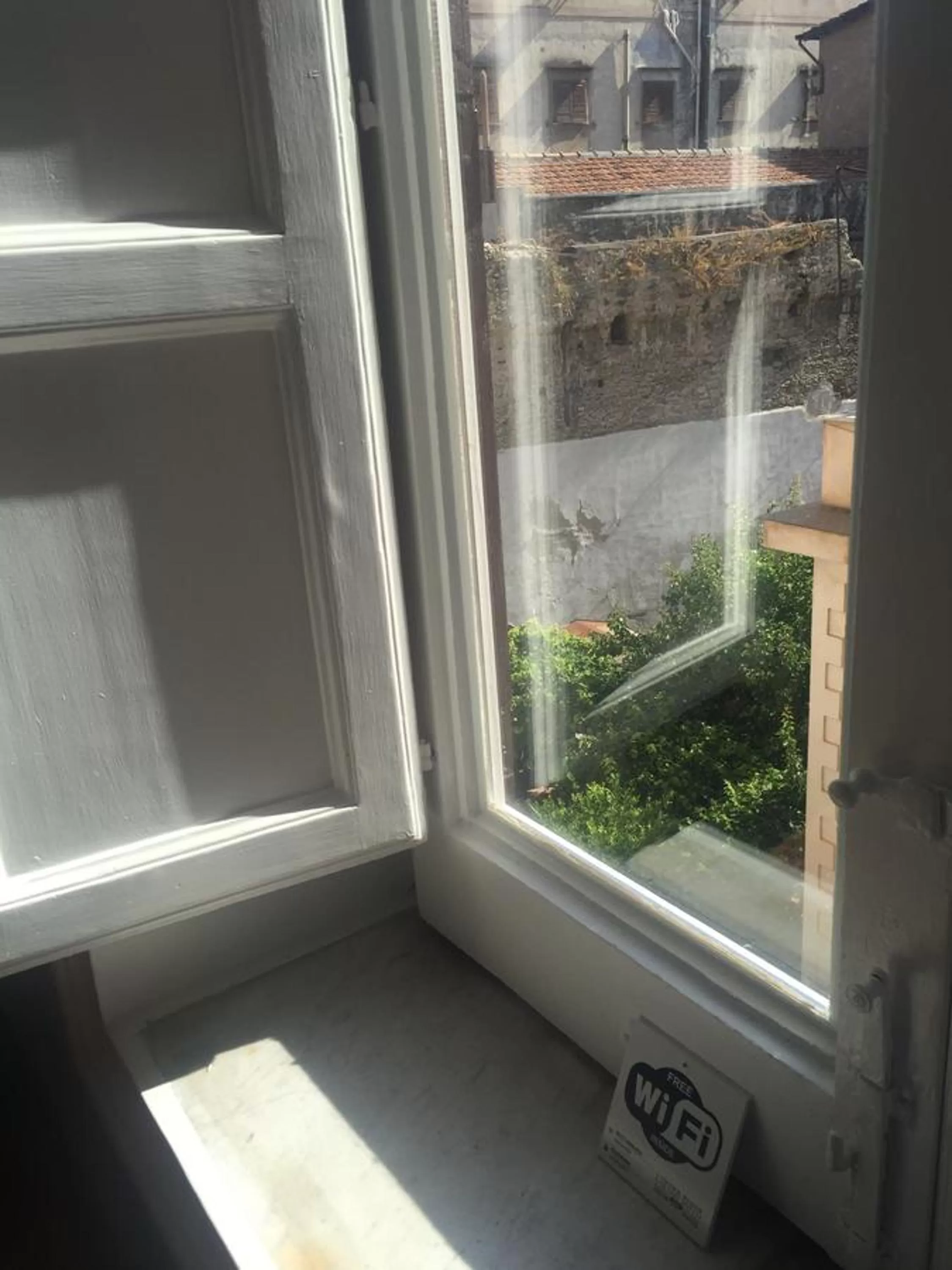 City view in L'Opera Buffa