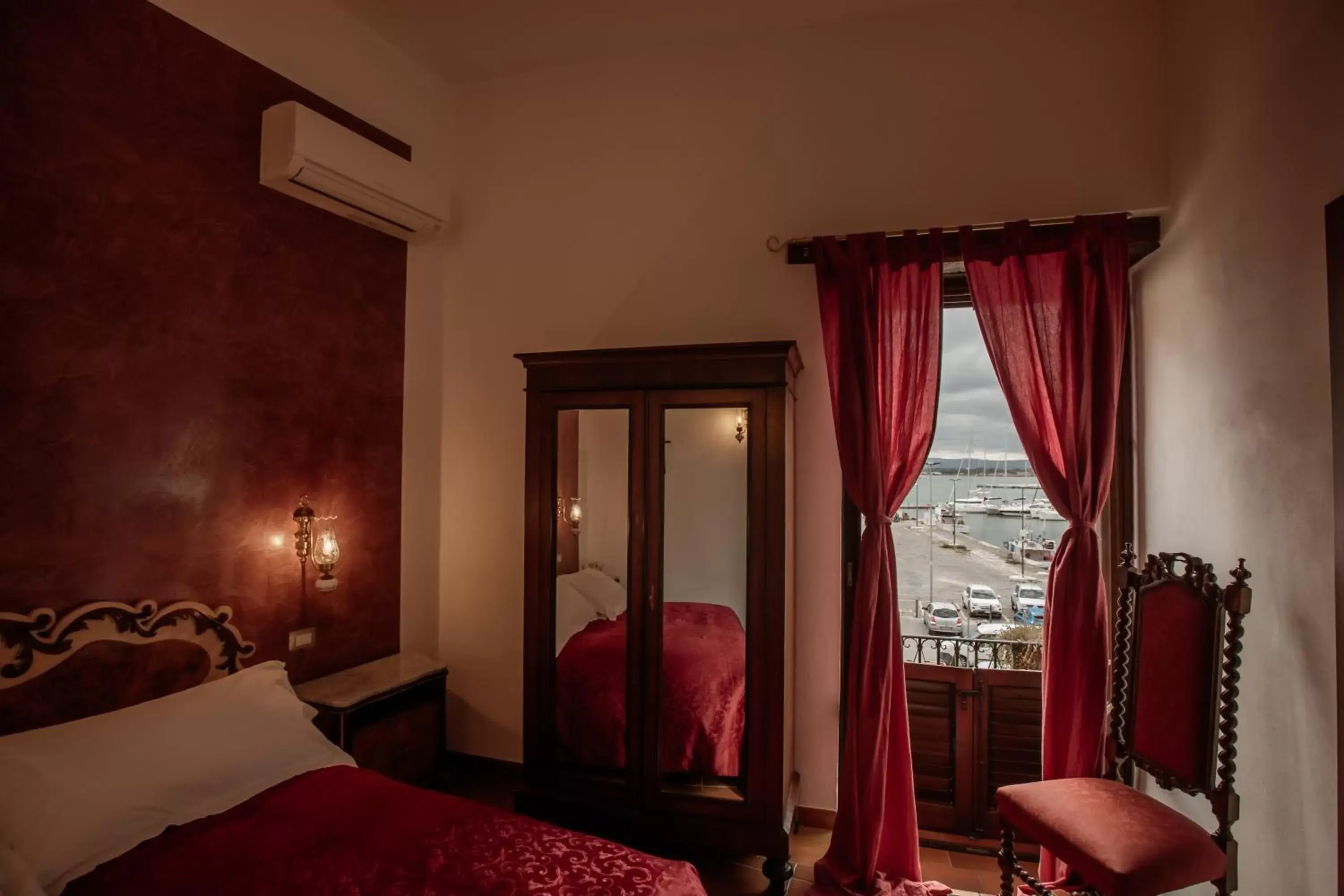 View (from property/room), Bed in Palazzo Giunta - Porta Marina Ortigia