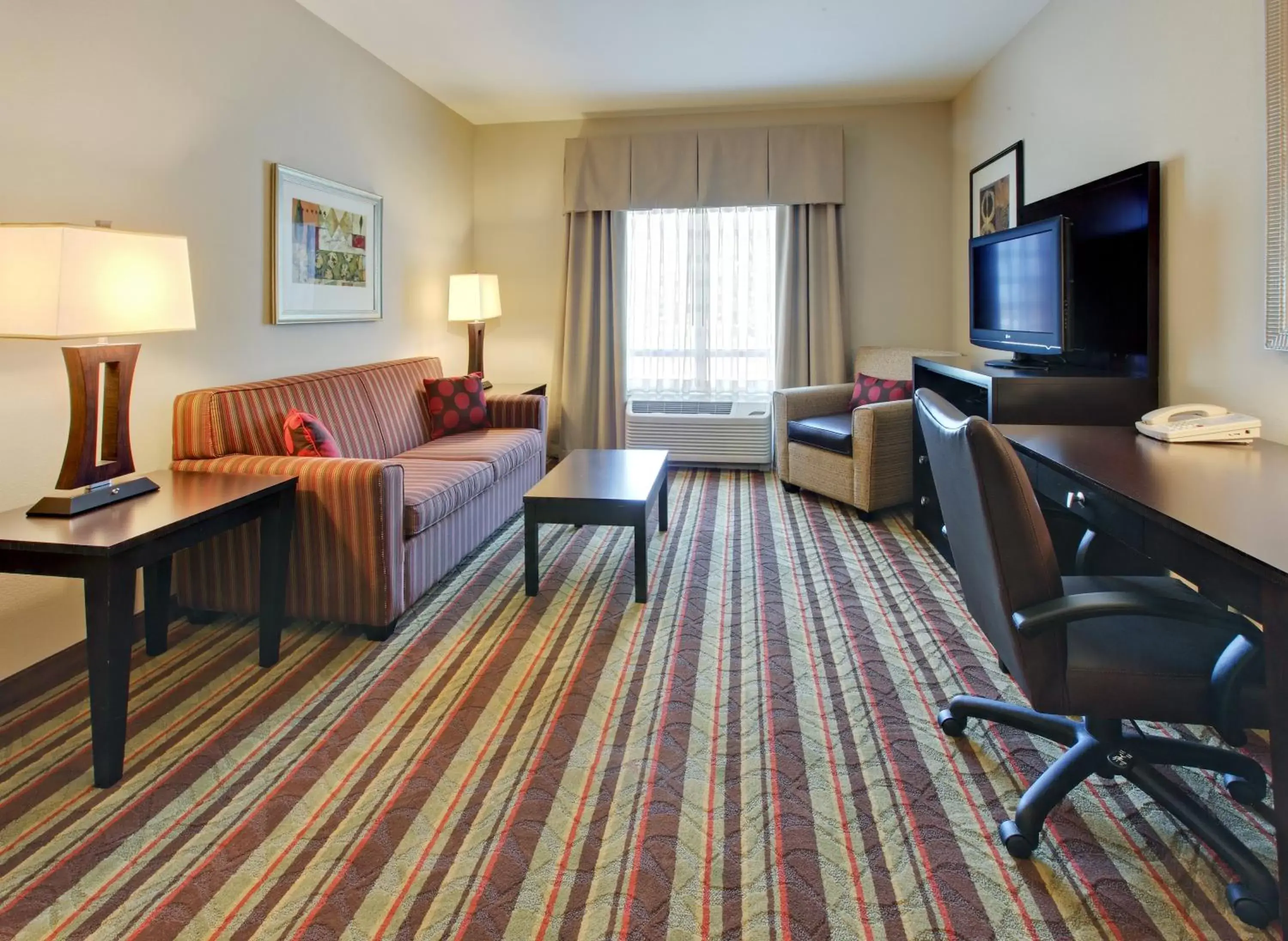 Photo of the whole room, Seating Area in Holiday Inn Blytheville, an IHG Hotel