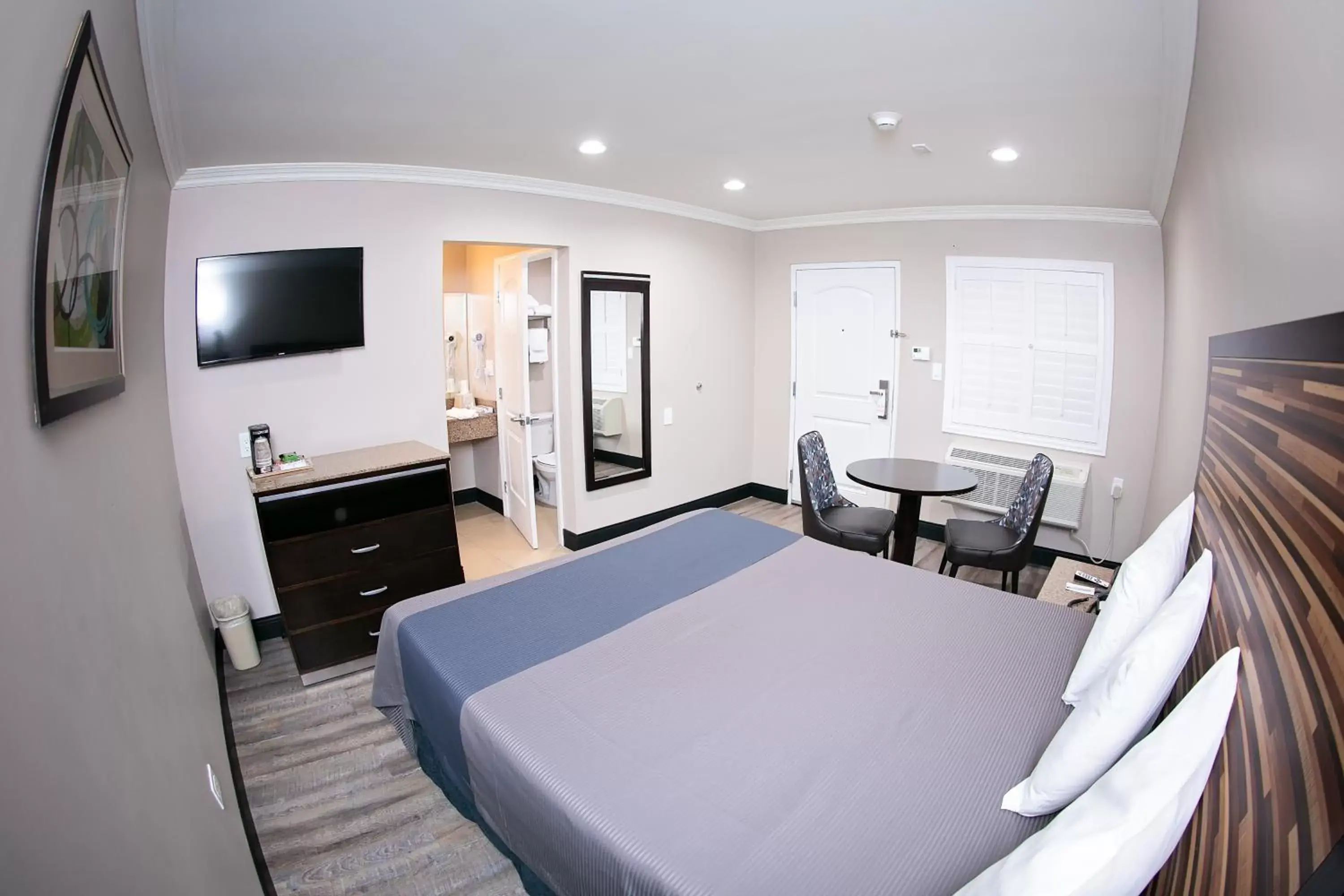 Bed in Diamond Bell Inn & Suites Bed in Diamond Bell Inn & Suites