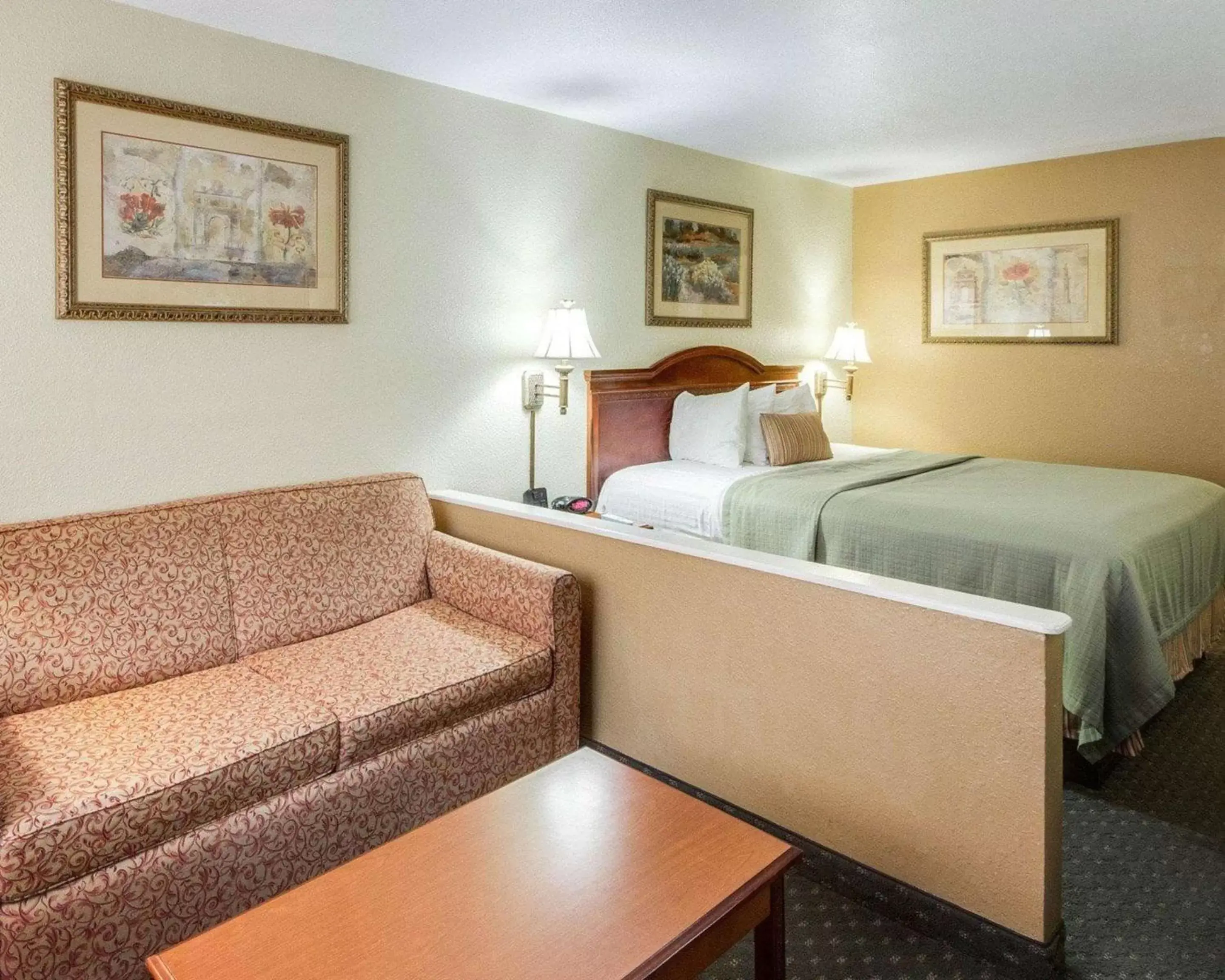 Photo of the whole room, Bed in Econo Lodge Inn & Suites Eagle Pass