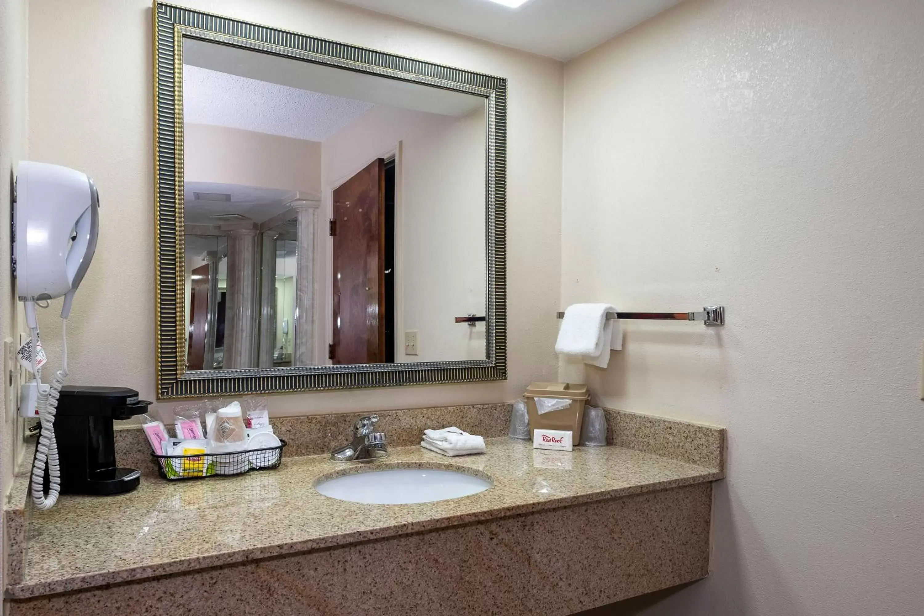 Deluxe King Room Disability Access Roll-In Shower Non-Smoking in Red Roof Inn & Suites Oxford Deluxe King Room Disability Access Roll-In Shower Non-Smoking in Red Roof Inn & Suites Oxford