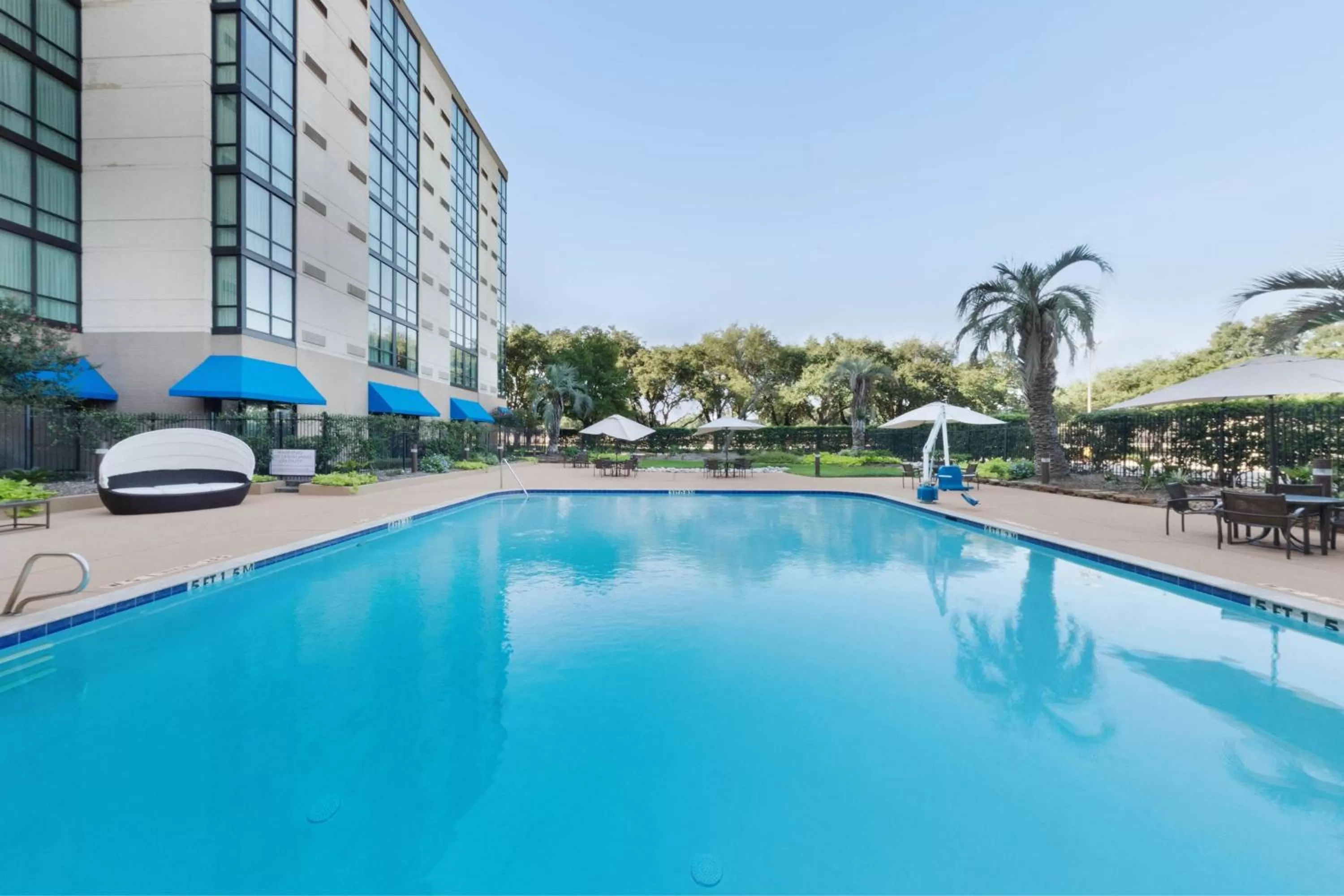 Swimming pool in Houston Marriott North