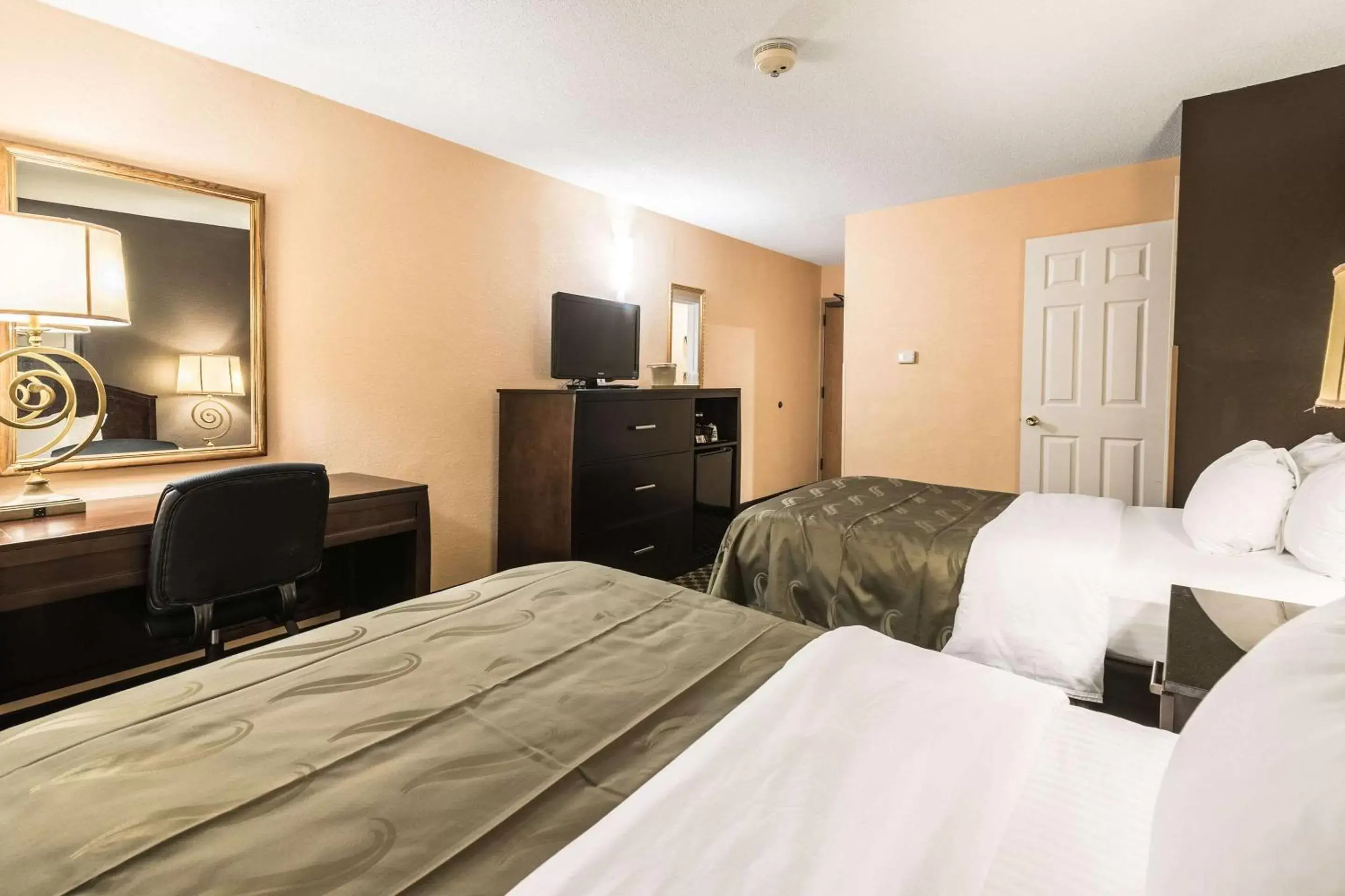 Photo of the whole room, Bed in Quality Inn Ithaca - University Area