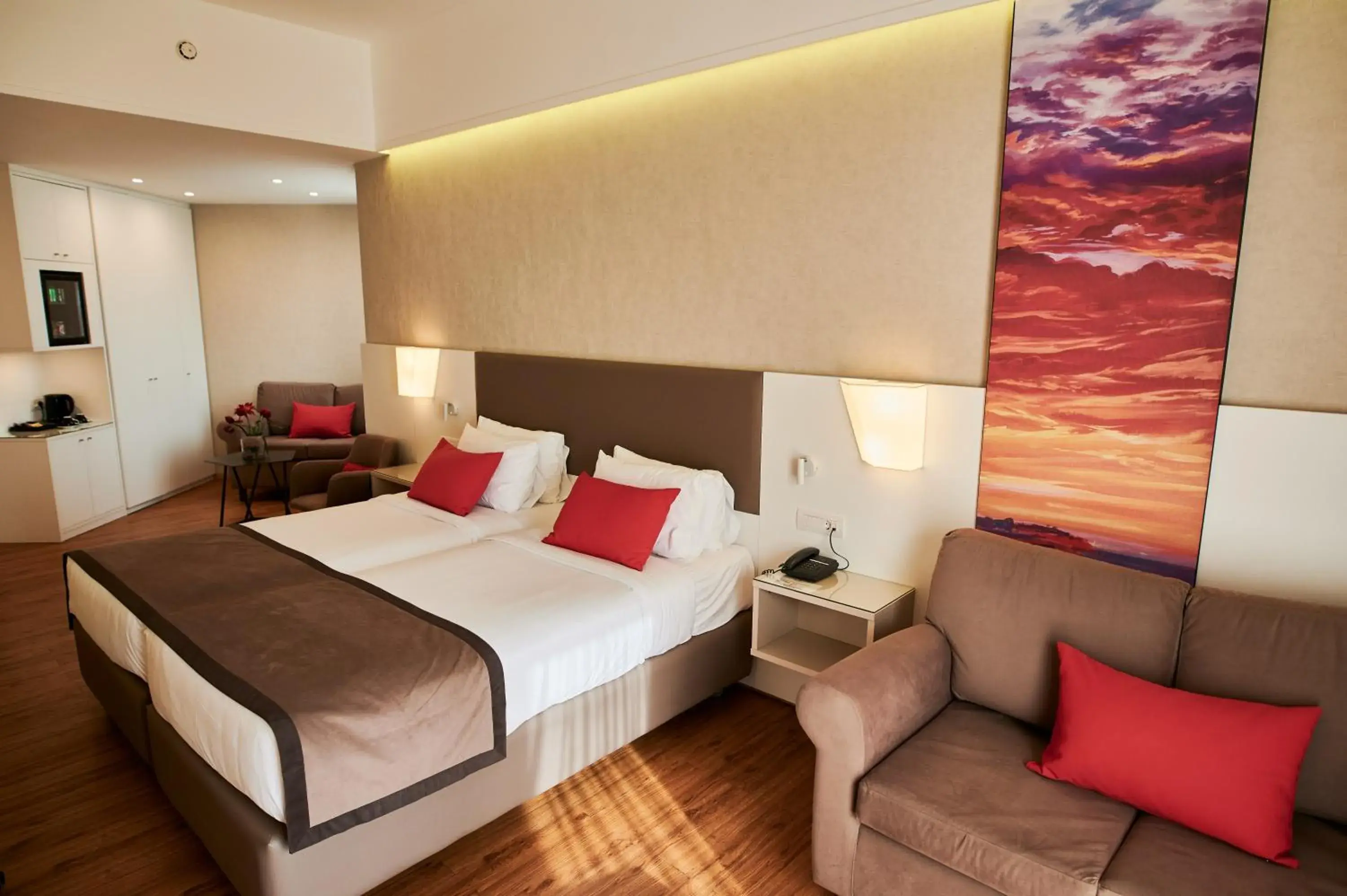 Bedroom, Bed in Ramada Plaza Thraki