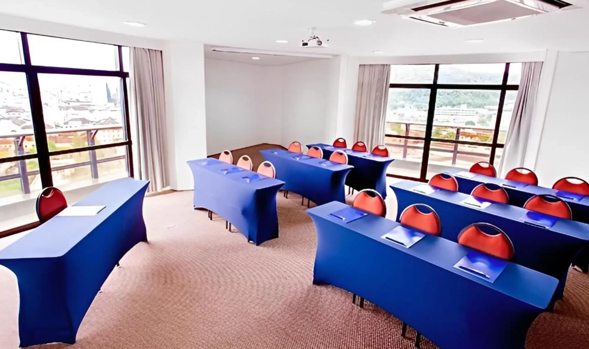 Meeting/conference room in Blue Tree Towers Joinville