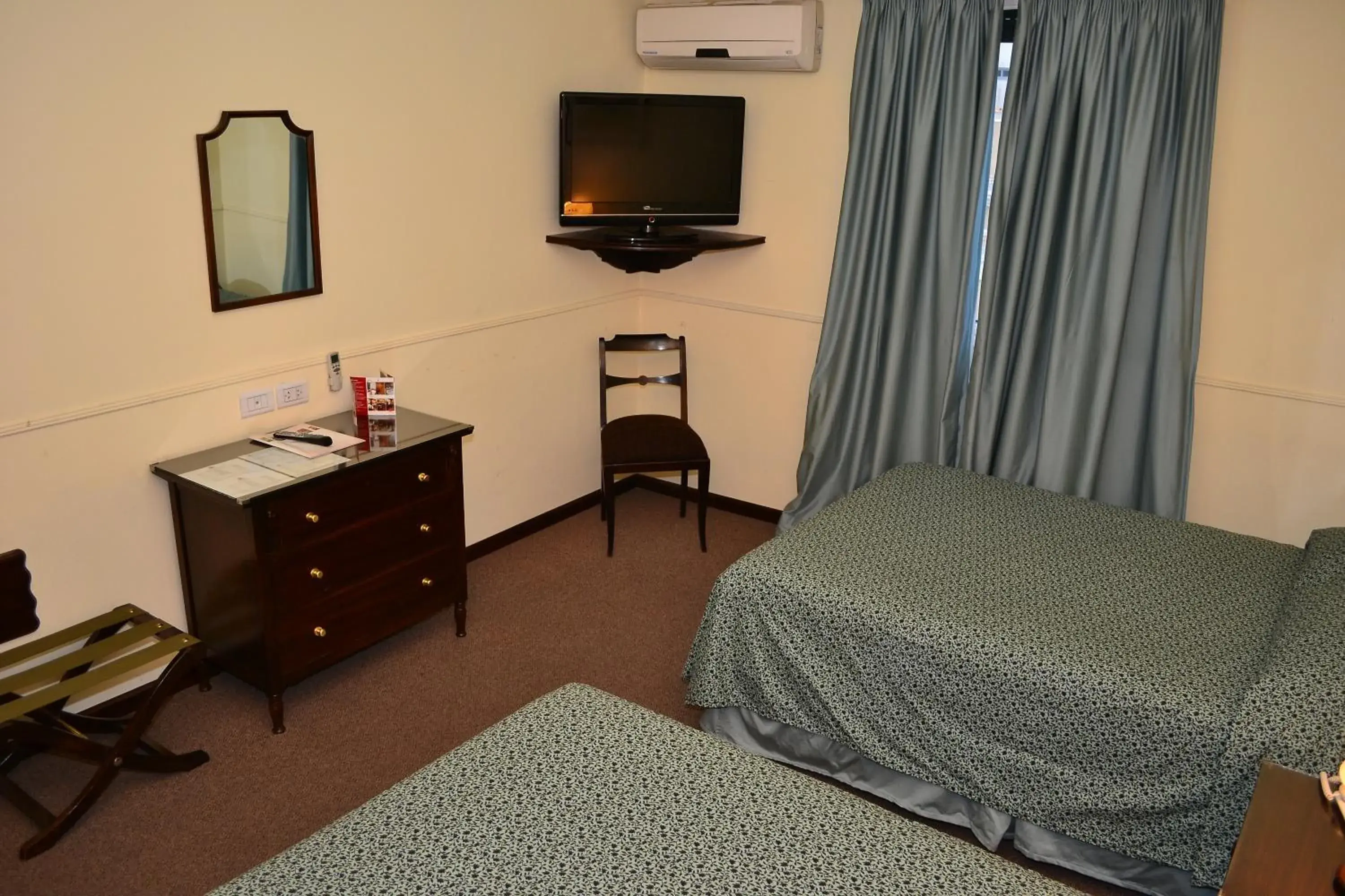 Bedroom, TV/Entertainment Center in Hotel Salta