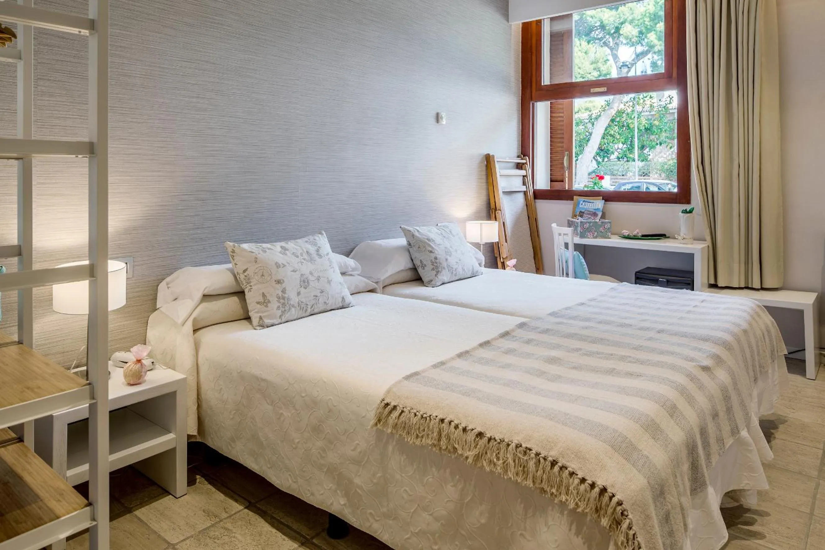 Photo of the whole room, Bed in Voramar