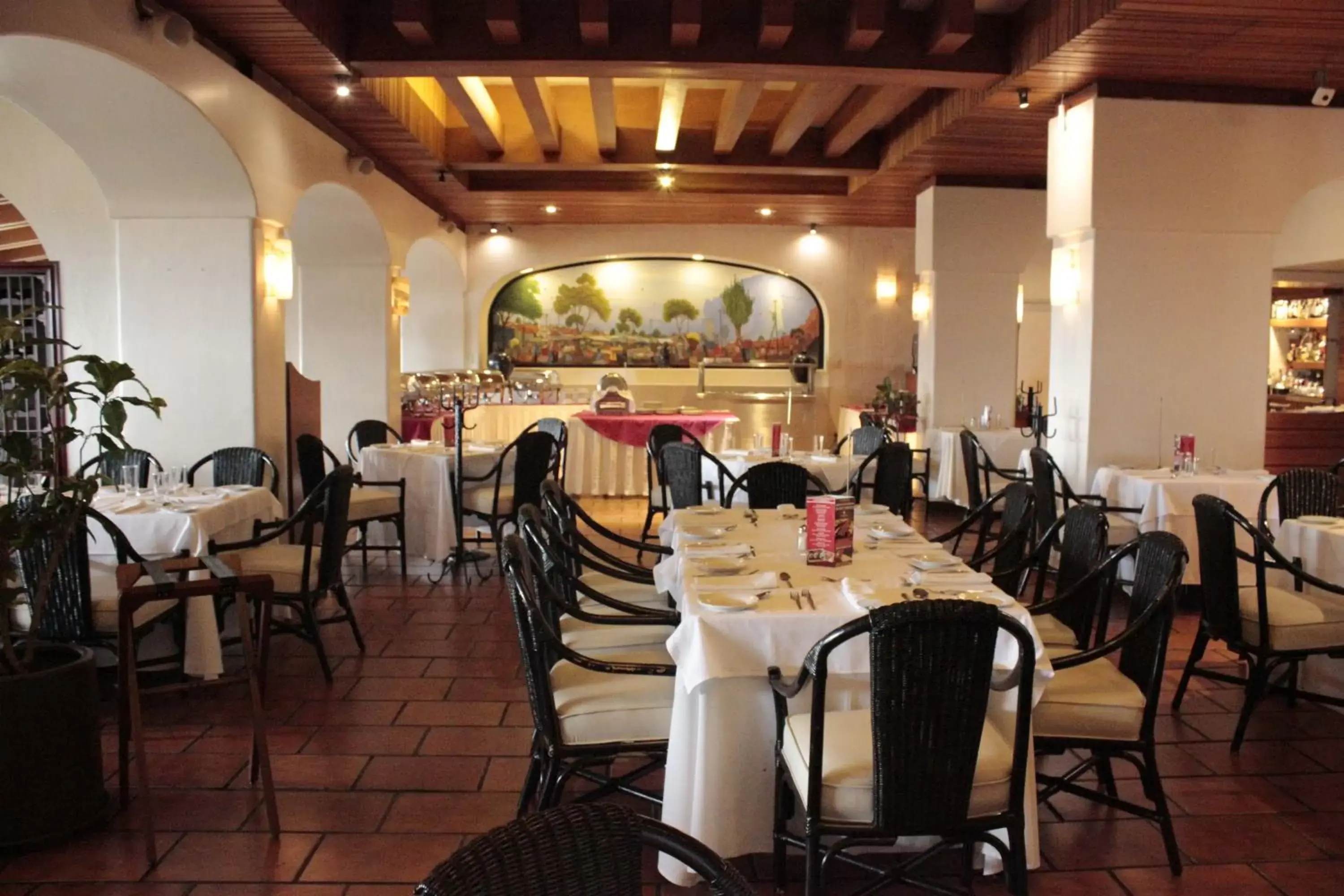 Restaurant/Places to Eat in Hotel Fortin Plaza