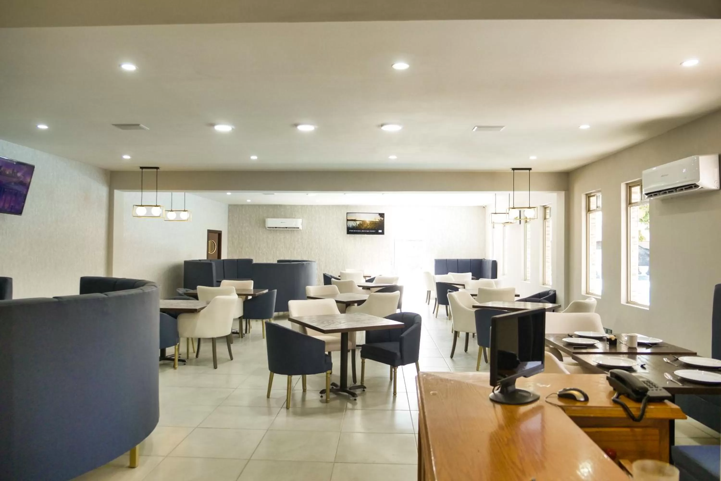 Restaurant/places to eat in KAVIA MEOQUI HOTEL & SUITES