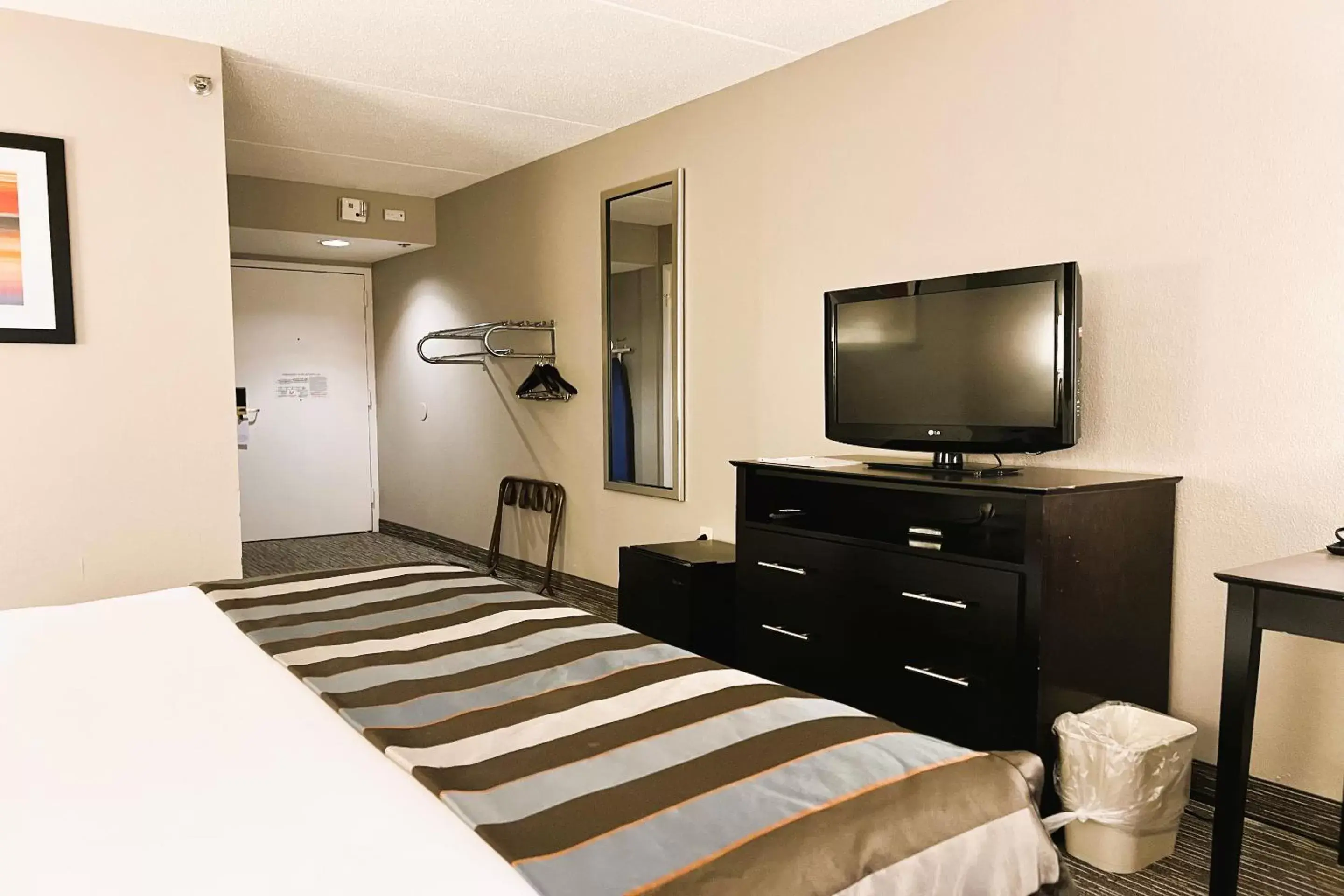 Bedroom, TV/Entertainment Center in The Plaza On The Pike Hotel Atlantic City West by OYO