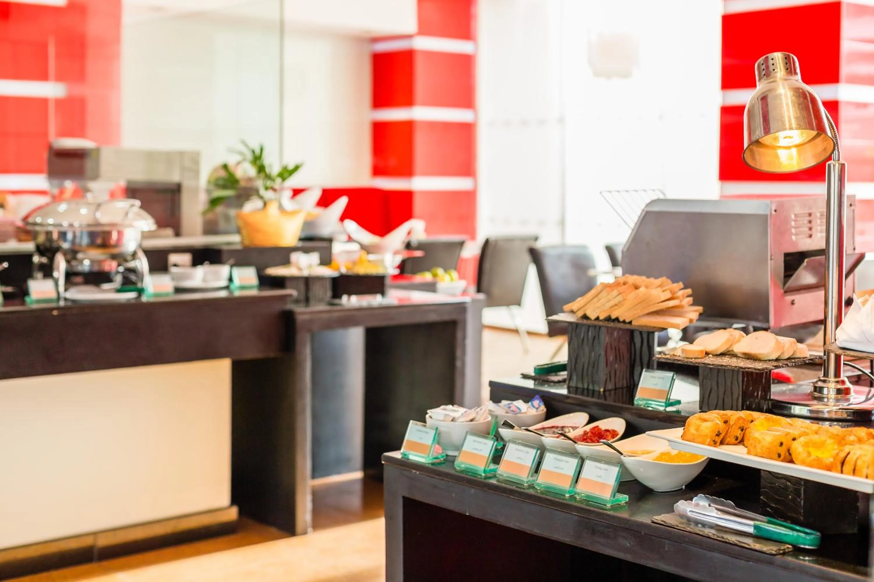 Restaurant/places to eat in Nova Platinum Hotel