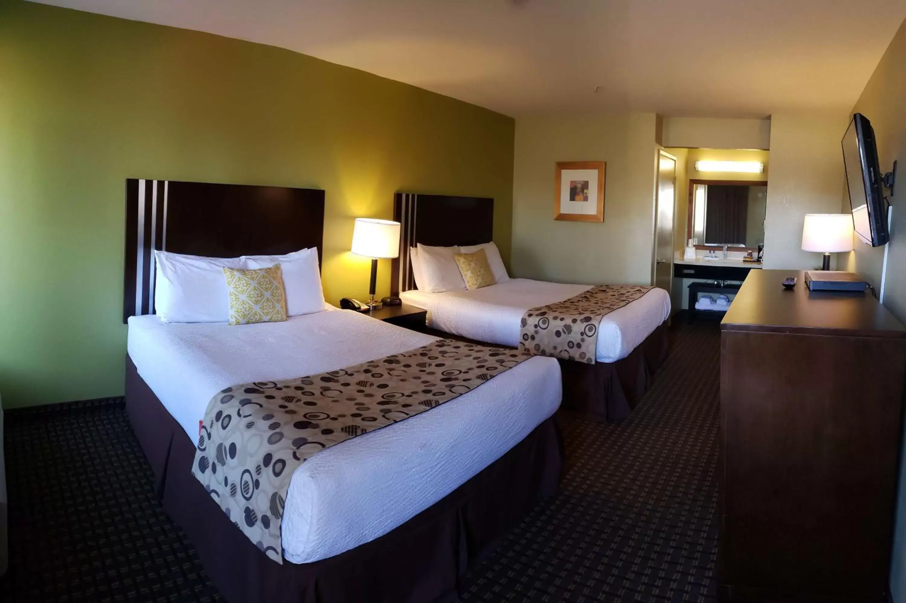 Photo of the whole room, Bed in SureStay Hotel by Best Western Vallejo Napa Valley