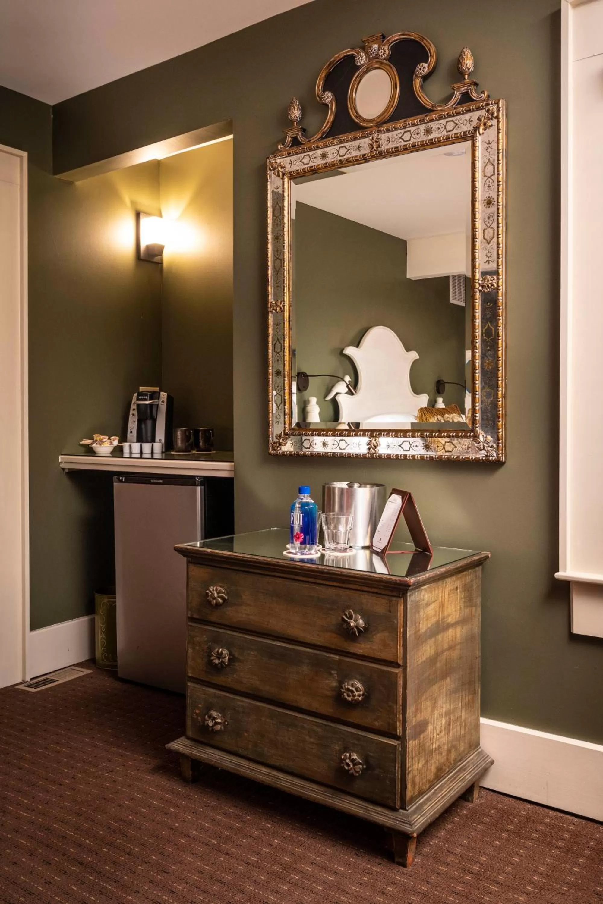 Coffee/tea facilities in Hotel Broad Ripple