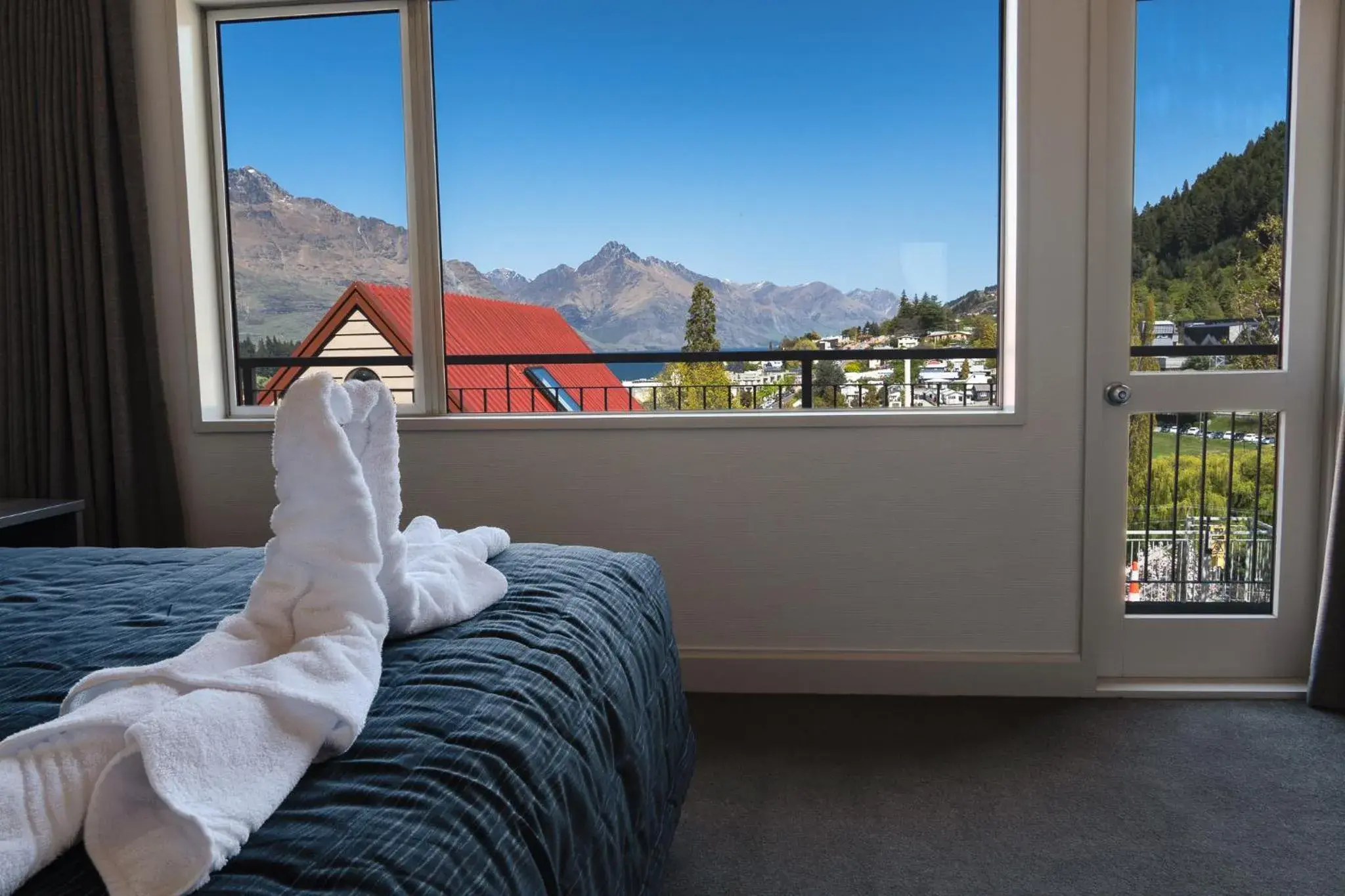 Bed, Mountain View in Turner Heights Townhouses