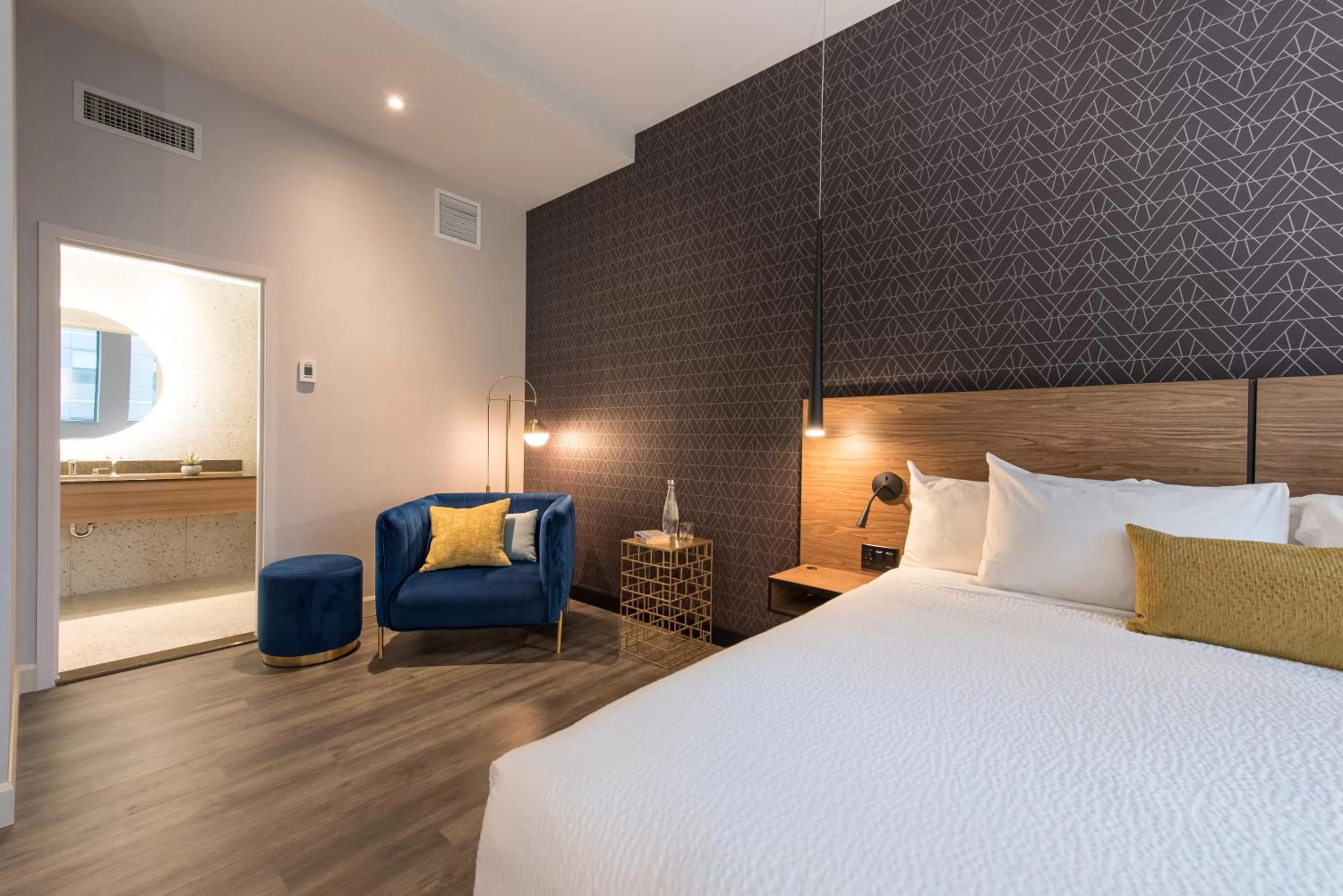 Bedroom, Bed in Hotel Royal William, an Ascend Collection Hotel